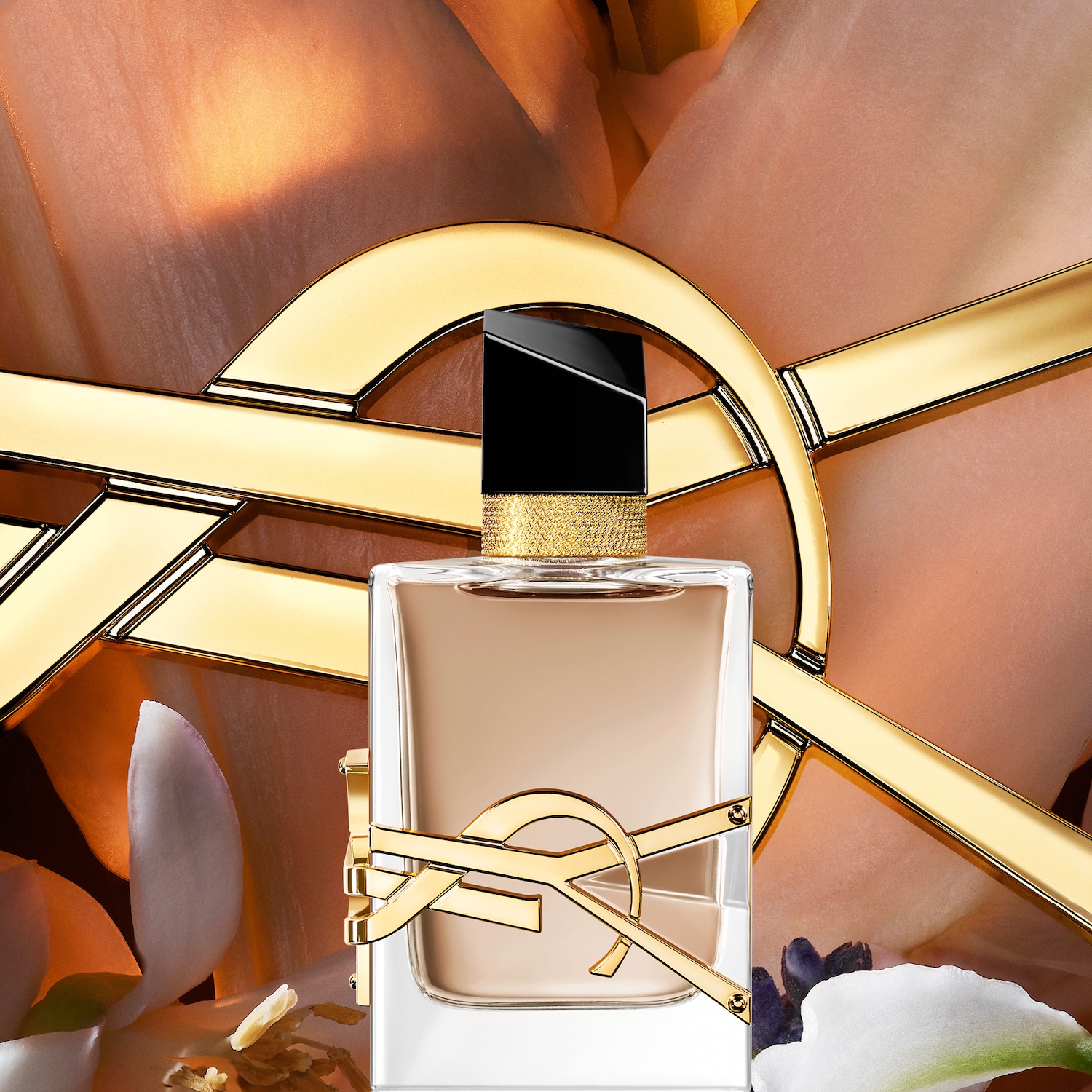 Découvrez le parfum Libre d'Yves Saint Laurent, un parfum floral audacieux dans un flacon élégant orné du logo YSL doré.