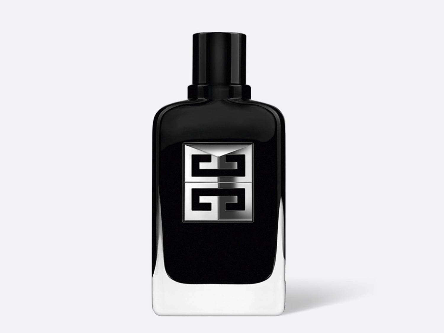 El frasco de perfume negro brillante presenta un logotipo plateado y una tapa negra, que irradia elegancia y sofisticación.