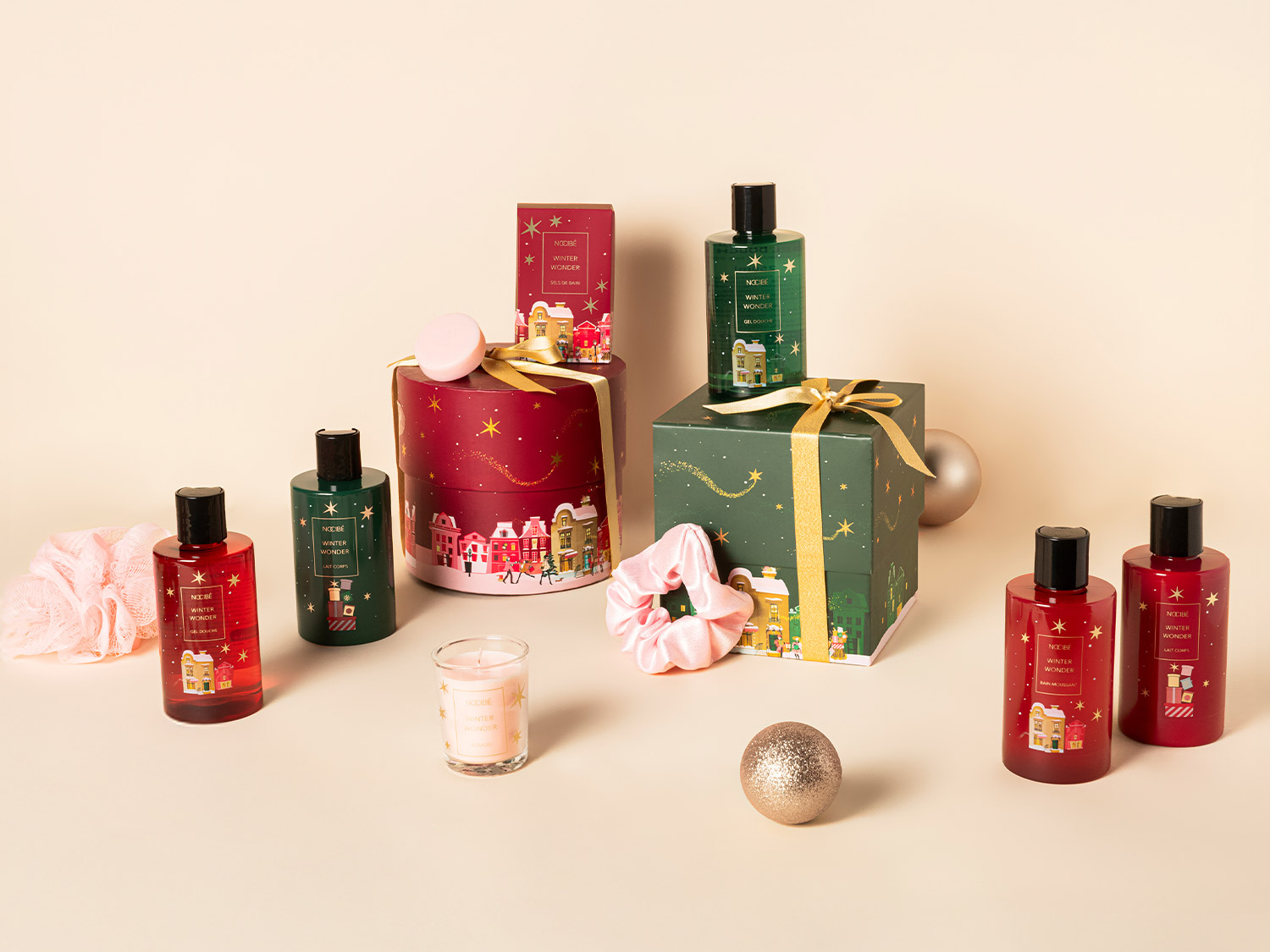 Découvrez le coffret cadeau Nocibé Winter Wonder, comprenant des gels douche rouges et verts, des laits pour le corps, des sels de bain et une bougie parfumée, le tout joliment emballé dans des boîtes décoratives.