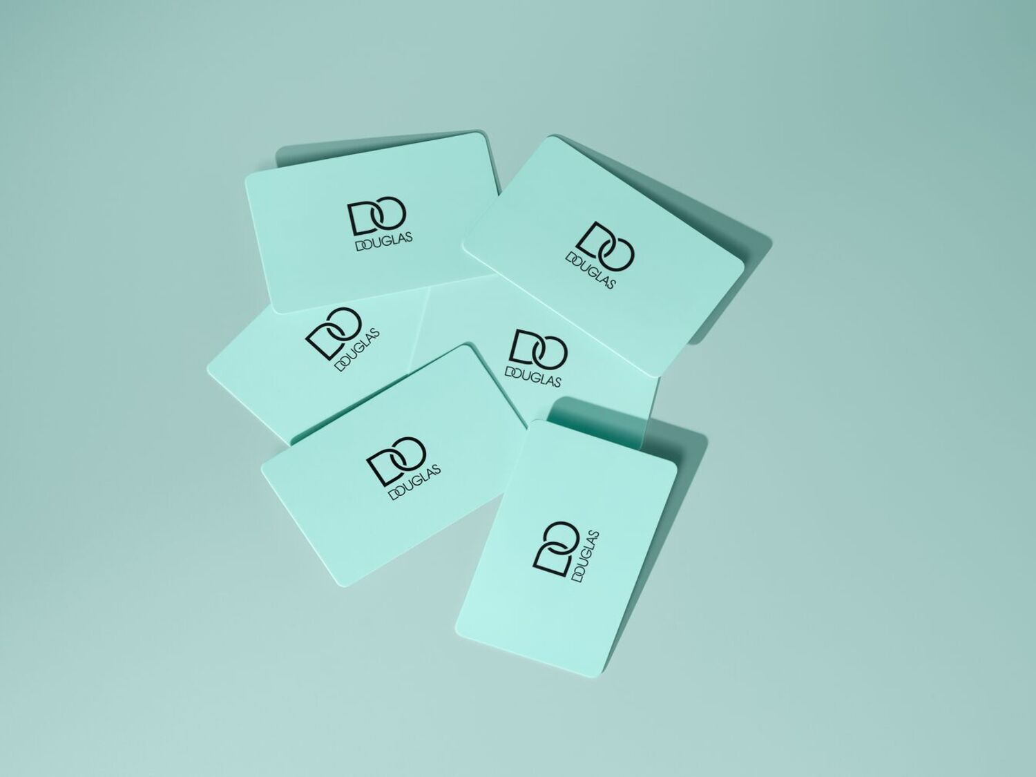 Mehrere hellblaue Douglas-Geschenkkarten sind übereinander gestapelt und zeigen das Douglas-Logo in Schwarz.