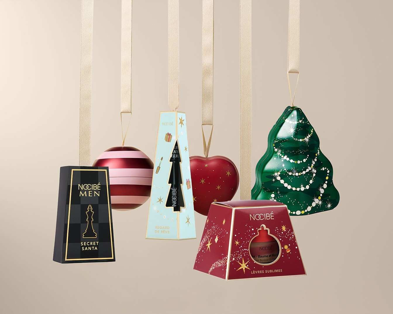 Découvrez les coffrets cadeaux Nocibé, chacun suspendu par un ruban doré, offrant des surprises pour tous les goûts et toutes les occasions.