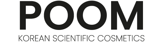 Logotipo de POOM, cosméticos científicos coreanos, en letras negras sobre fondo blanco.