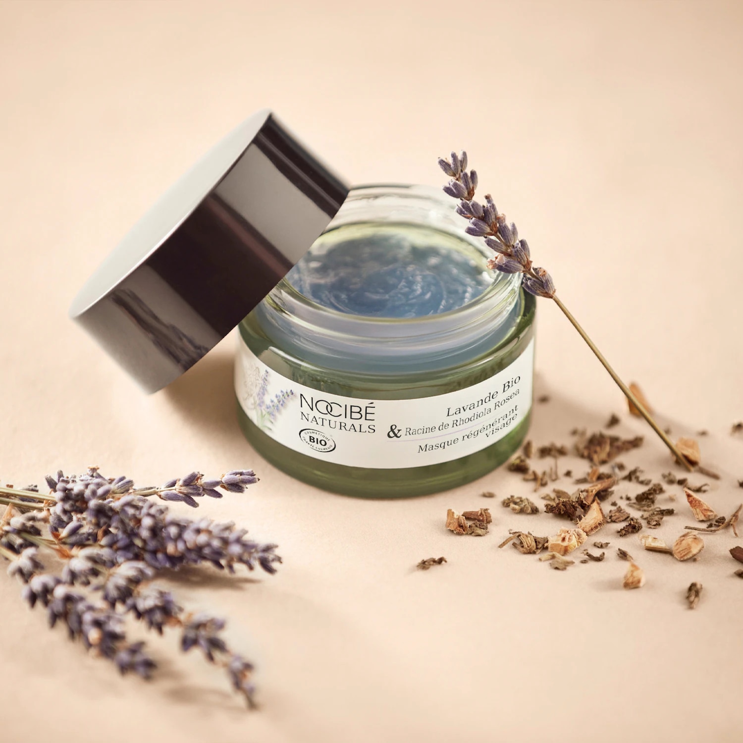 Découvrez le masque régénérant visage Nocibé Naturals, infusé de lavande bio et de racine de Rhodiola Rosea, pour une peau revitalisée et éclatante.
