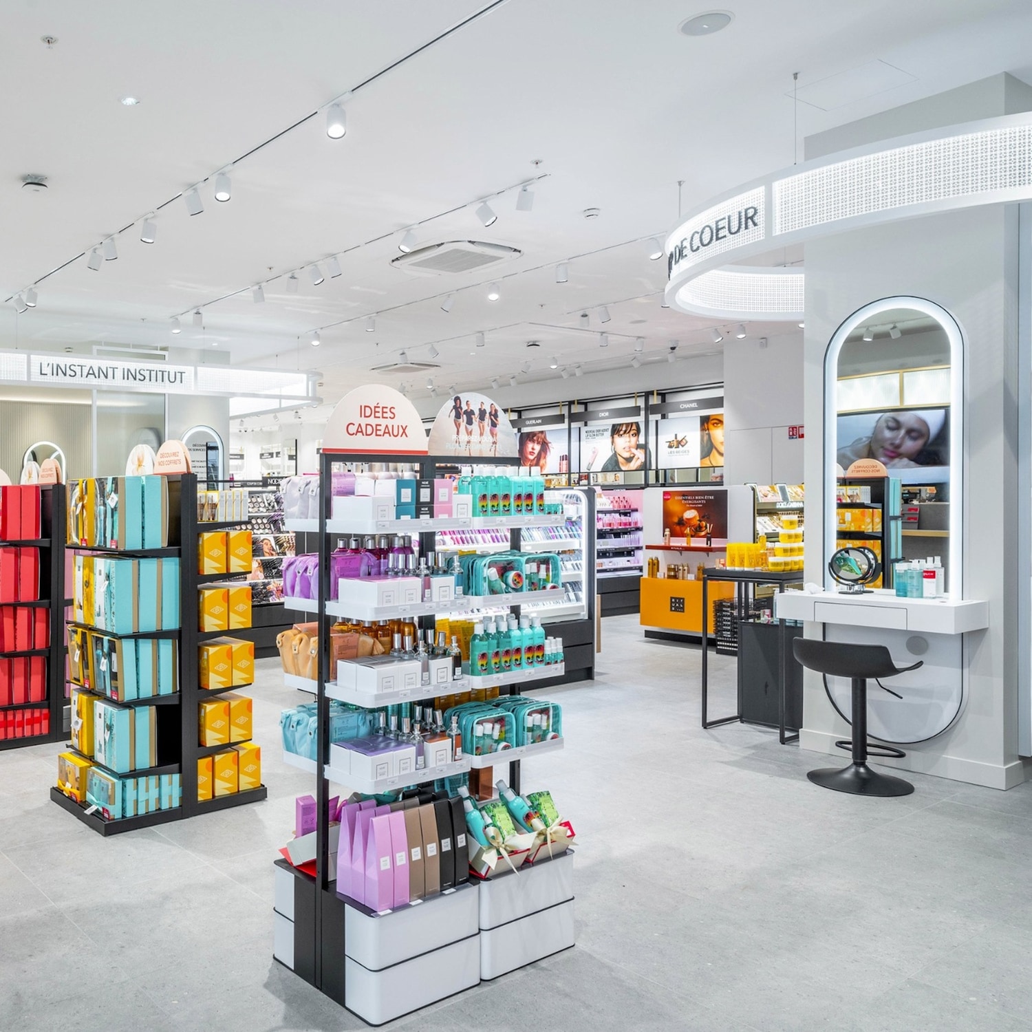 Découvrez l'intérieur lumineux et bien organisé d'un magasin Douglas, avec des étagères remplies de produits de beauté et de soins, invitant à explorer les dernières offres.