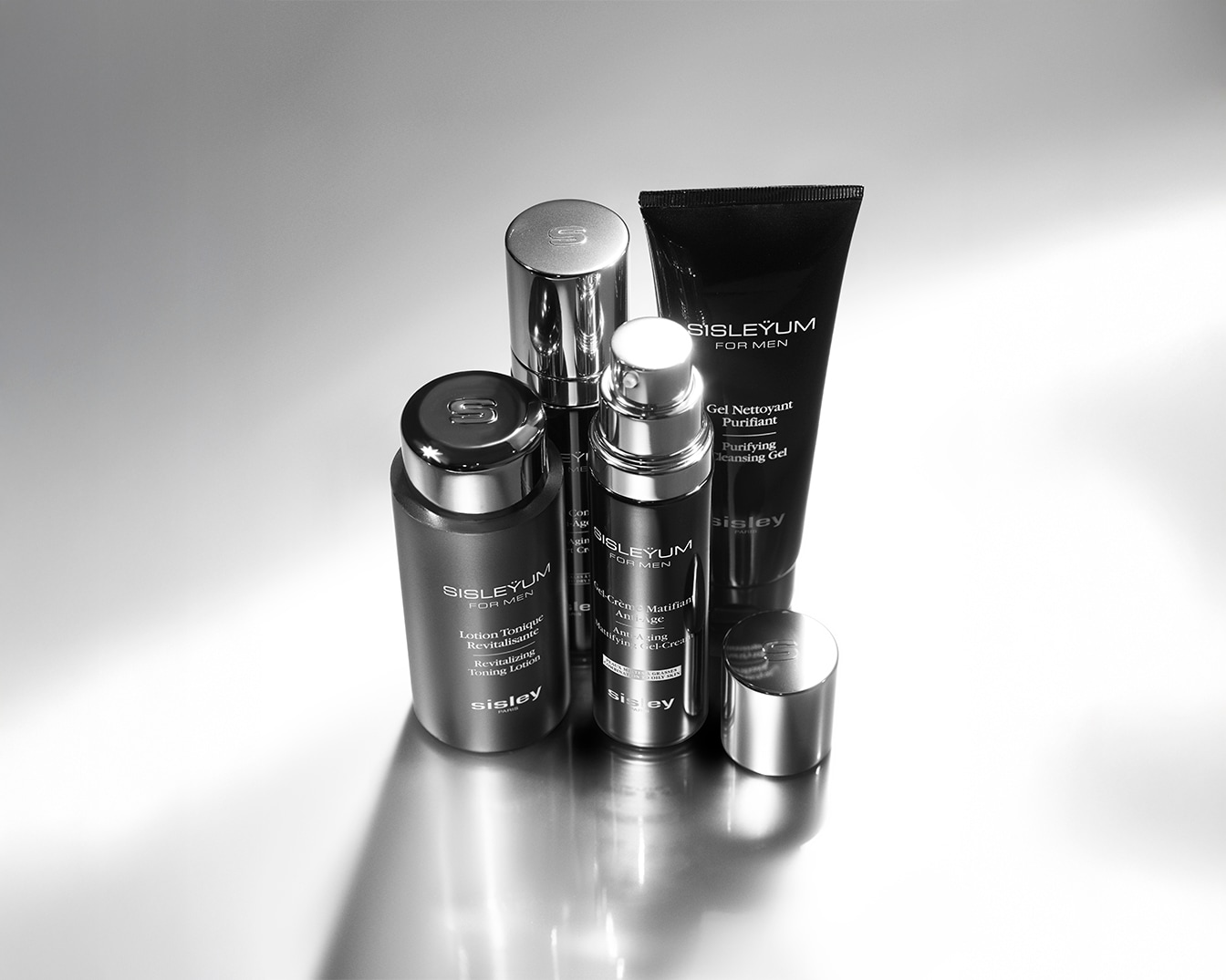 Czarno-srebrny zestaw kosmetyków Sisleyum For Men, zawierający żel oczyszczający, tonik i krem przeciwstarzeniowy, zapewniający kompleksową pielęgnację męskiej skóry.