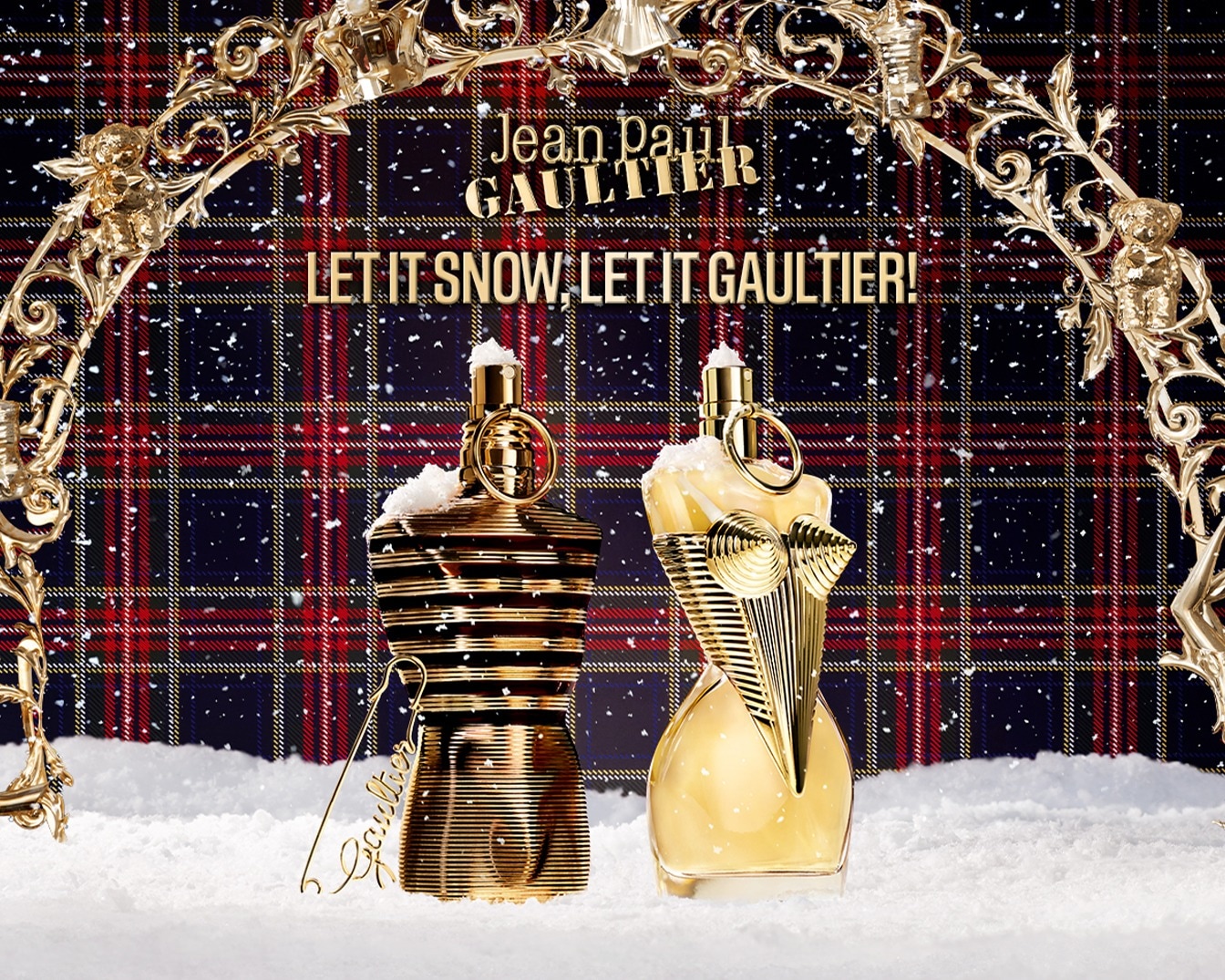Twee Jean Paul Gaultier parfumflessen in de sneeuw, met de tekst 'Let it snow, let it Gaultier!'