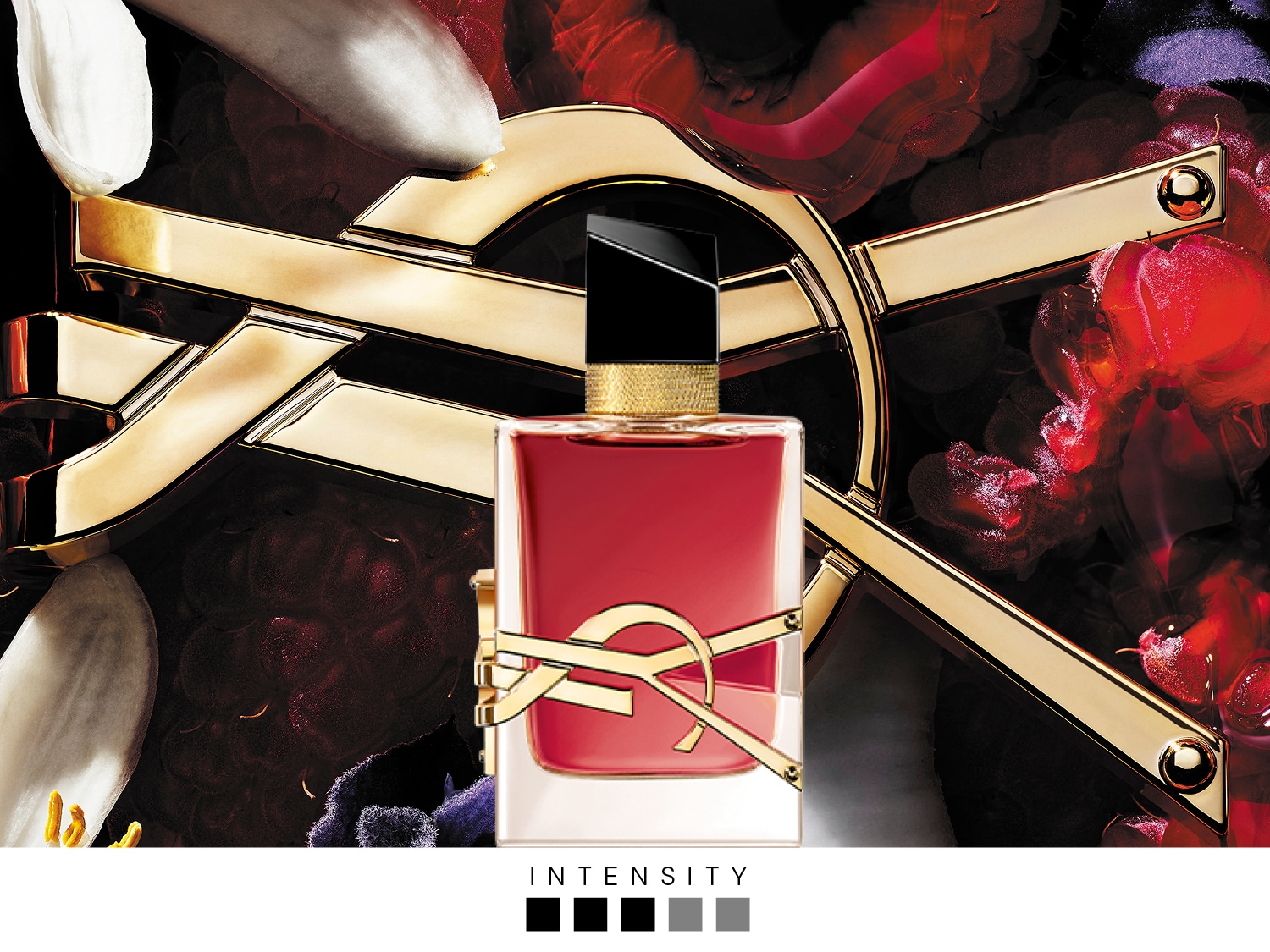 Intensiteit van Yves Saint Laurent parfumflesje met rode vloeistof, gouden logo en zwarte dop tegen een bloemige achtergrond.