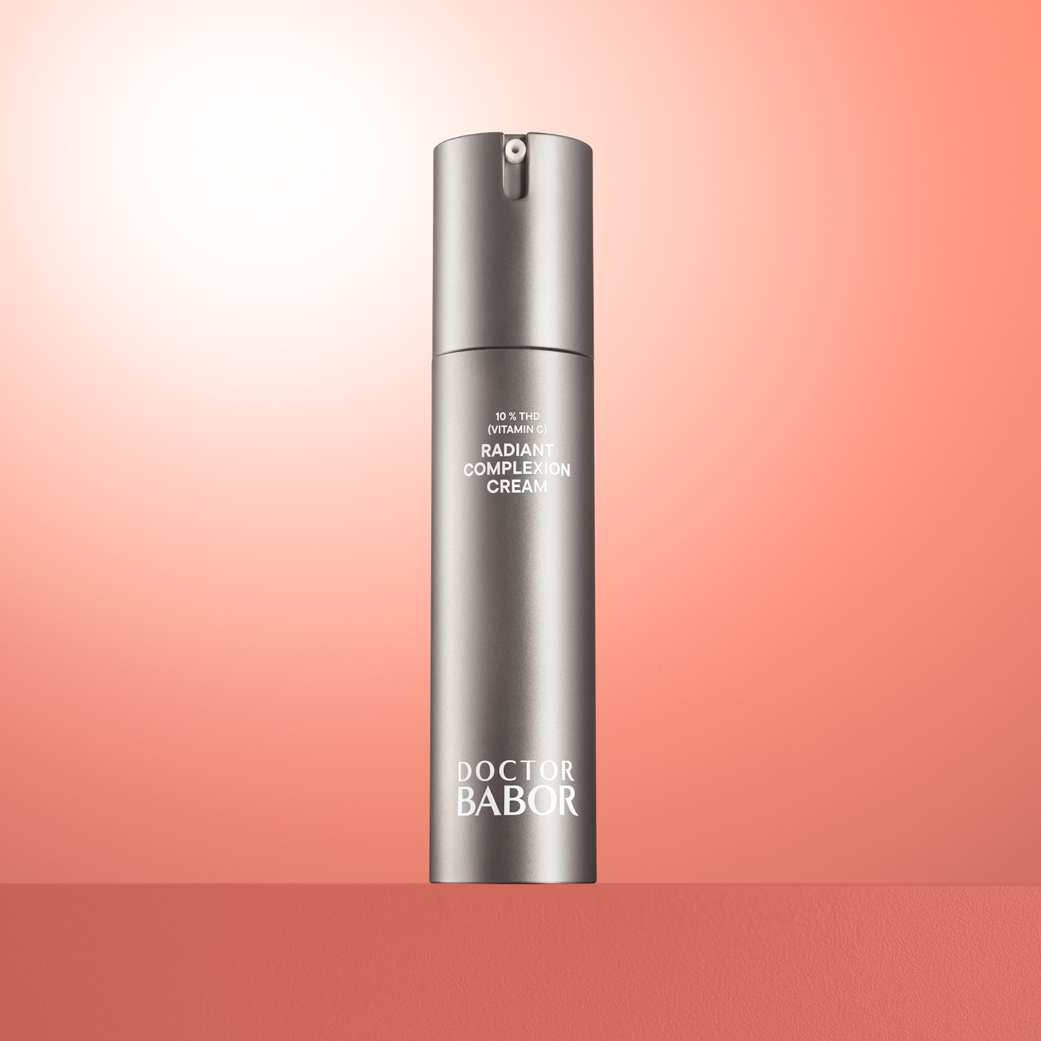 Die Radiant Complexion Cream von Doctor Babor in einer grauen Verpackung mit dem Hinweis 10% THD (Vitamin C) für einen strahlenden Teint.