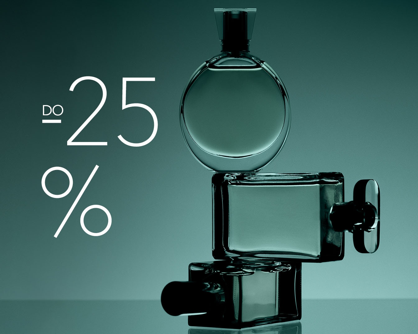 Na zielonym tle ustawione są trzy flakony perfum w różnych kształtach, a obok nich widnieje napis -25%.
