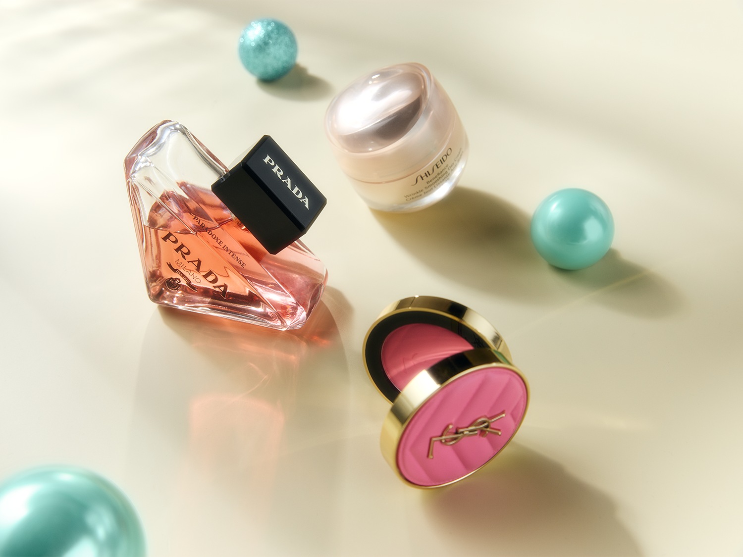Ontdek de luxe van Prada's Paradoxe Intense parfum, Shiseido's Benefiance crème en YSL's blush in een elegante setting.
