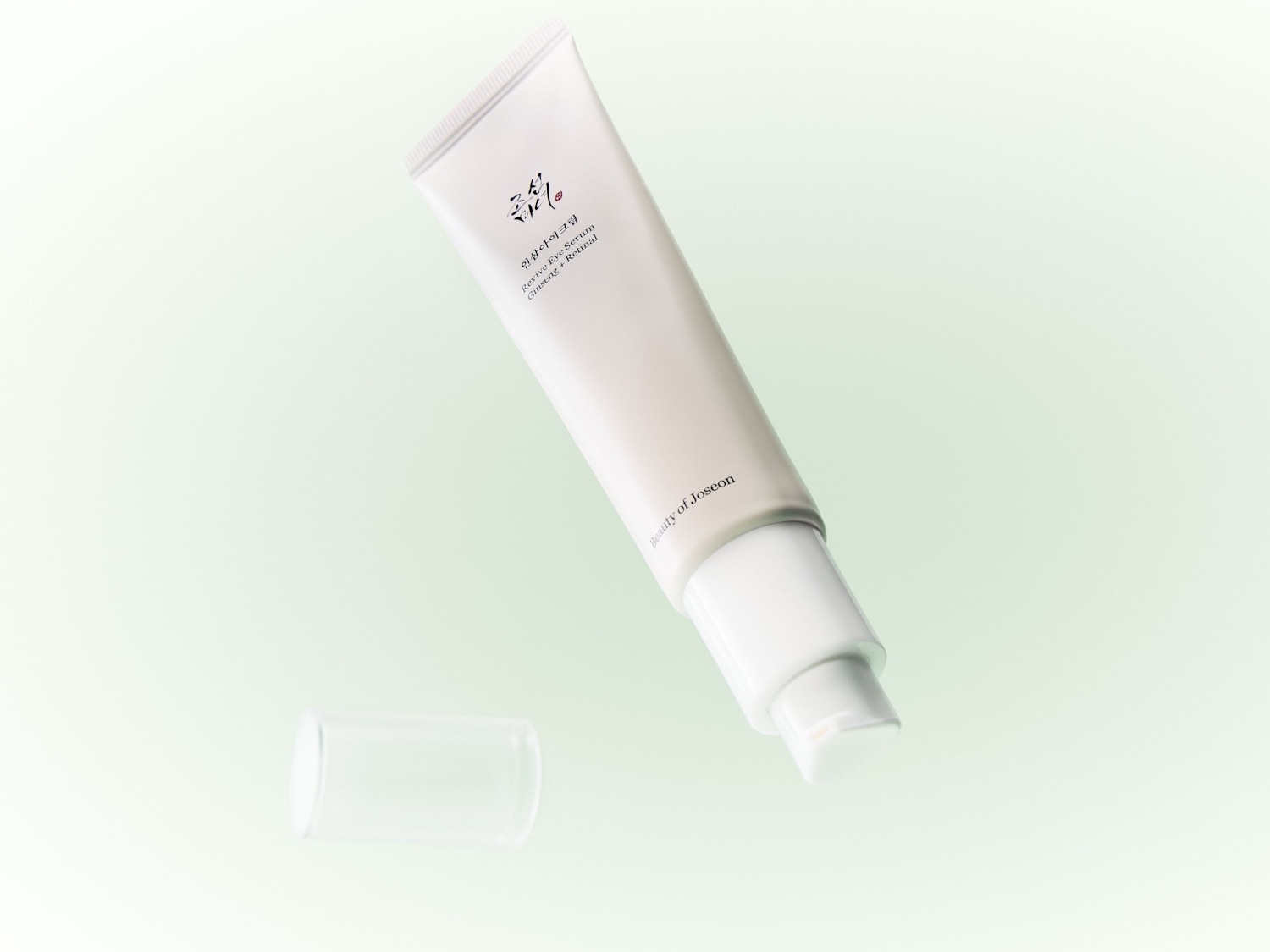 Revitalizační oční sérum Beauty of Joseon v bílé tubě s pumpičkou a průhledným víčkem slibuje omlazení pleti díky ženšenu a retinalu.