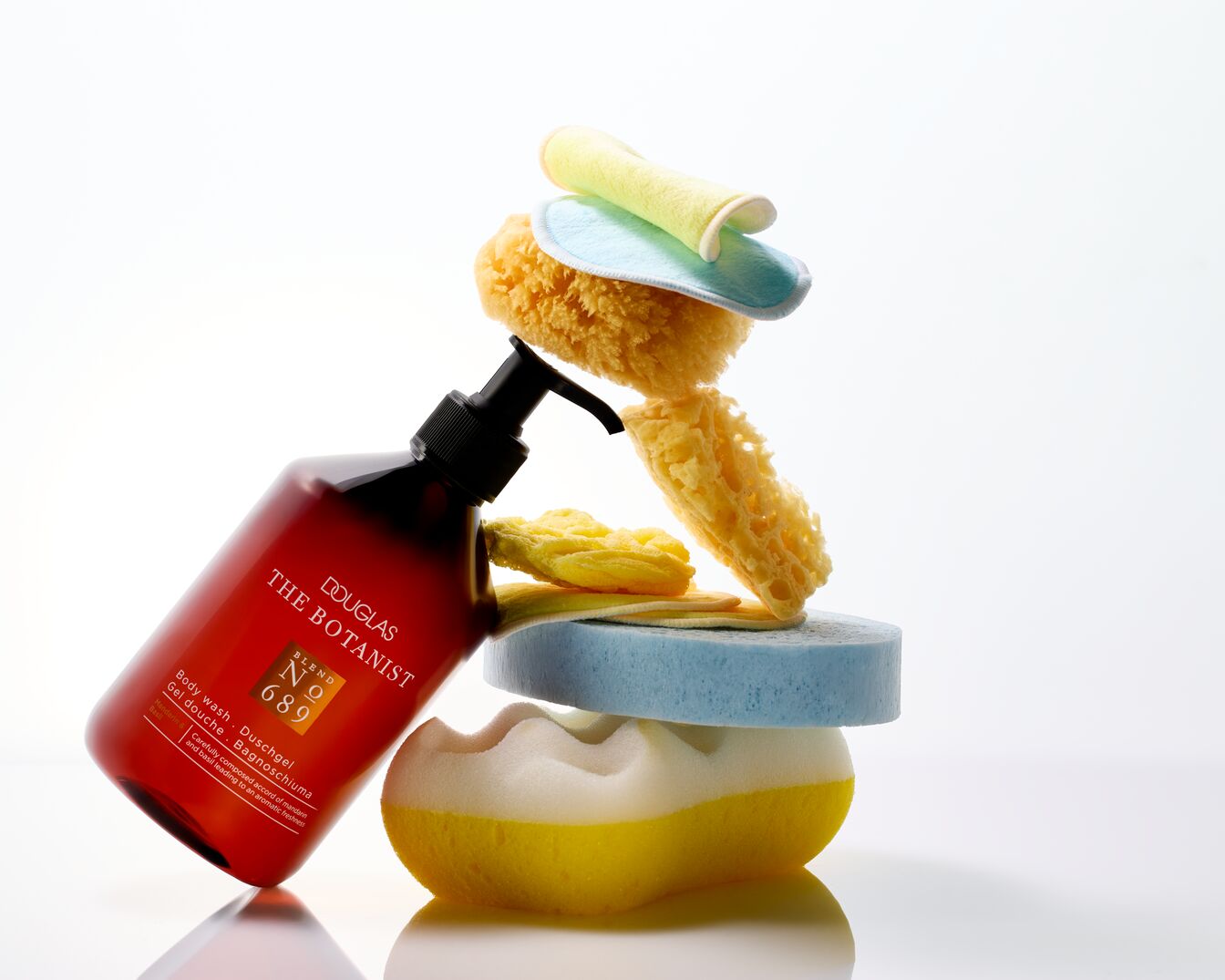 Das Douglas The Botanist Duschgel Nr. 689 mit Mandarine und Basilikum sorgt für aromatische Frische und ein angenehmes Hautgefühl.