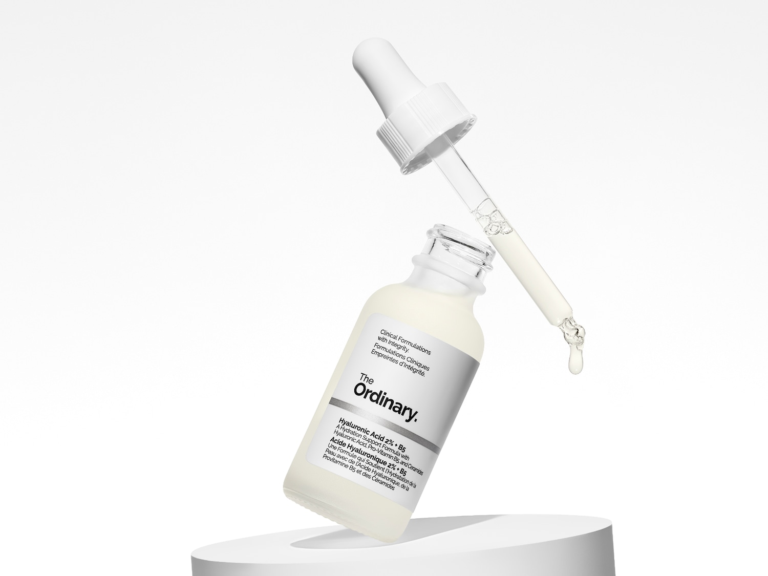 Das Ordinary Hyaluronsäure 2% + B5 Serum in einer transparenten Glasflasche mit Pipette vor weißem Hintergrund.