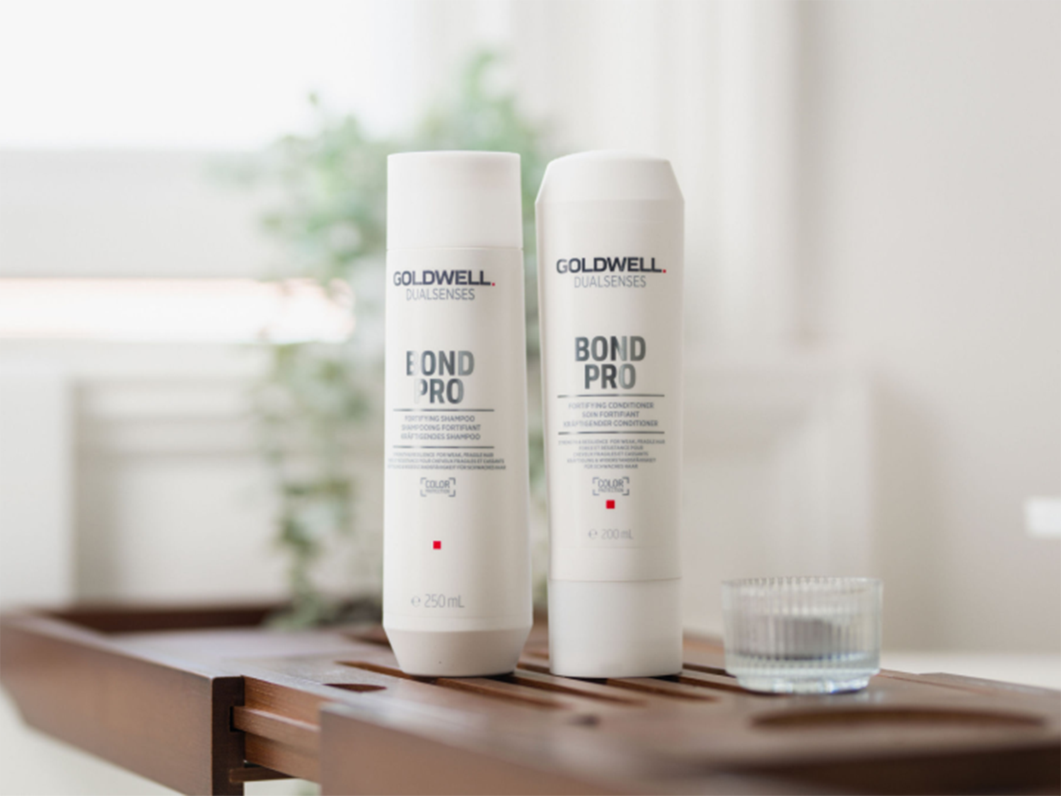Voici le shampooing fortifiant Goldwell Dualsenses Bond Pro dans un flacon blanc, conçu pour les cheveux faibles et fragiles.