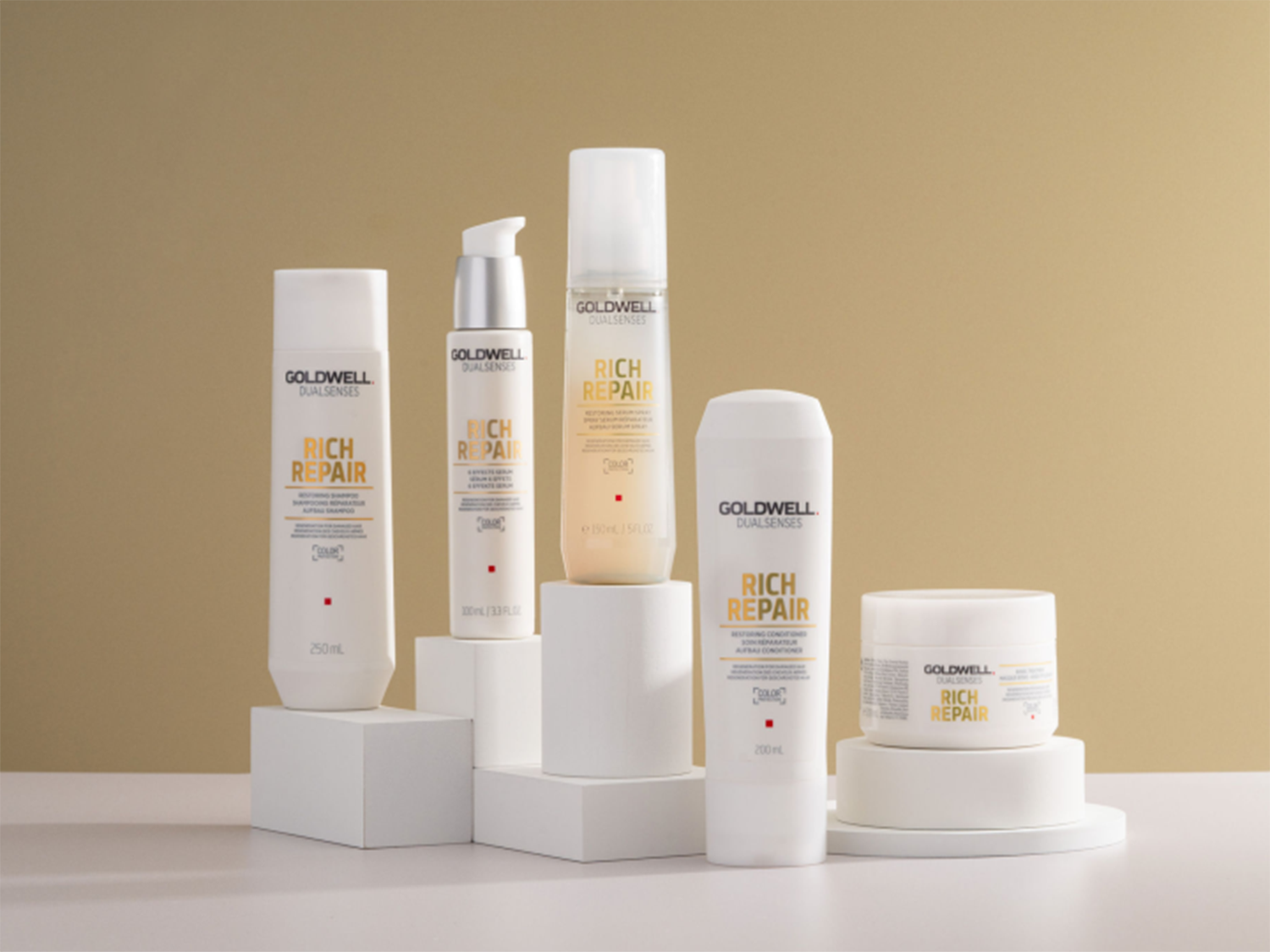 Découvrez la gamme Goldwell Dualsenses Rich Repair, présentée dans des emballages blancs épurés, conçue pour revitaliser et réparer intensément les cheveux.