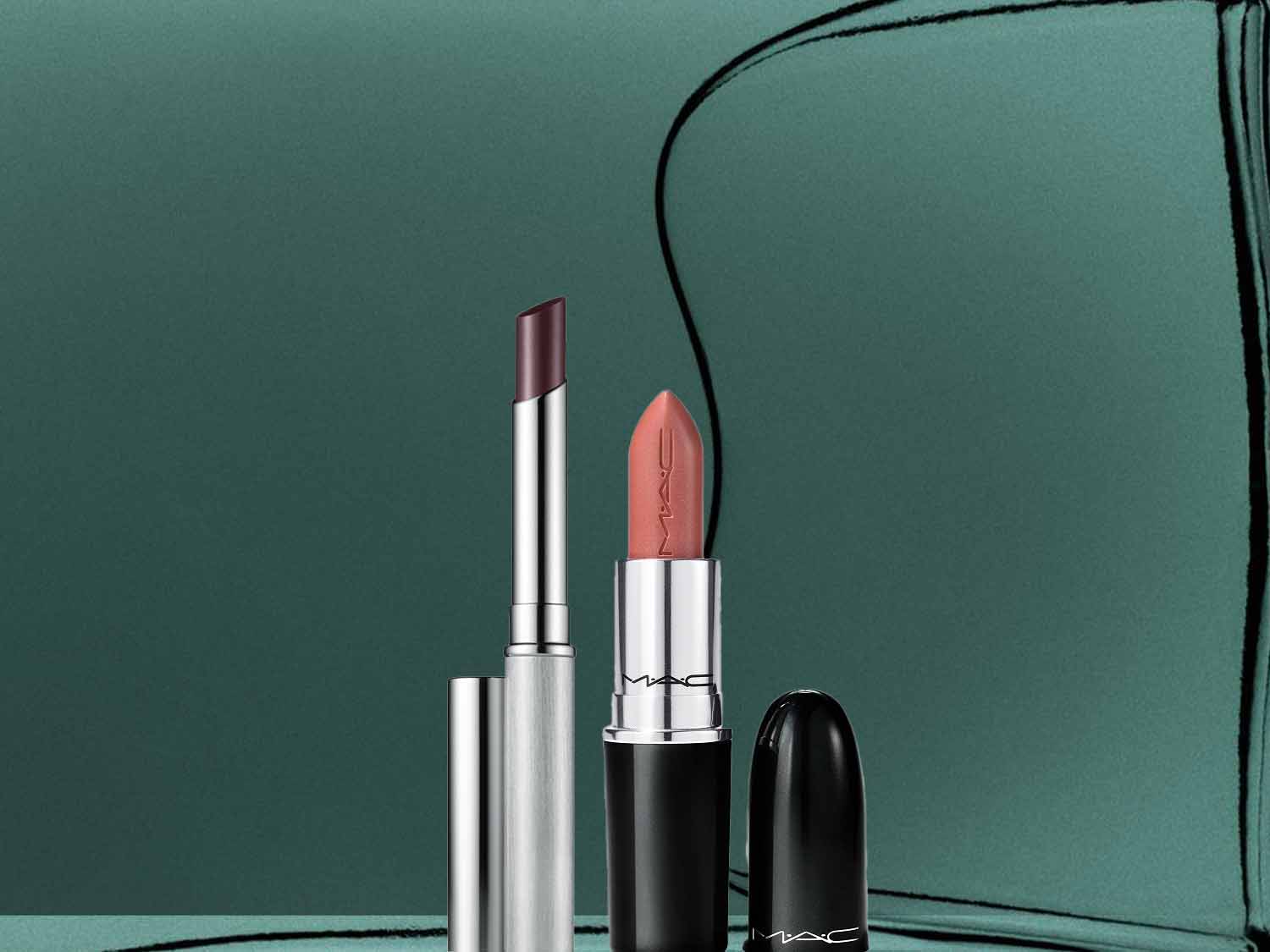 Dwie szminki MAC, jedna w smukłym srebrnym opakowaniu z ciemnofioletowym odcieniem, a druga w czarnym opakowaniu z brzoskwiniowym odcieniem.