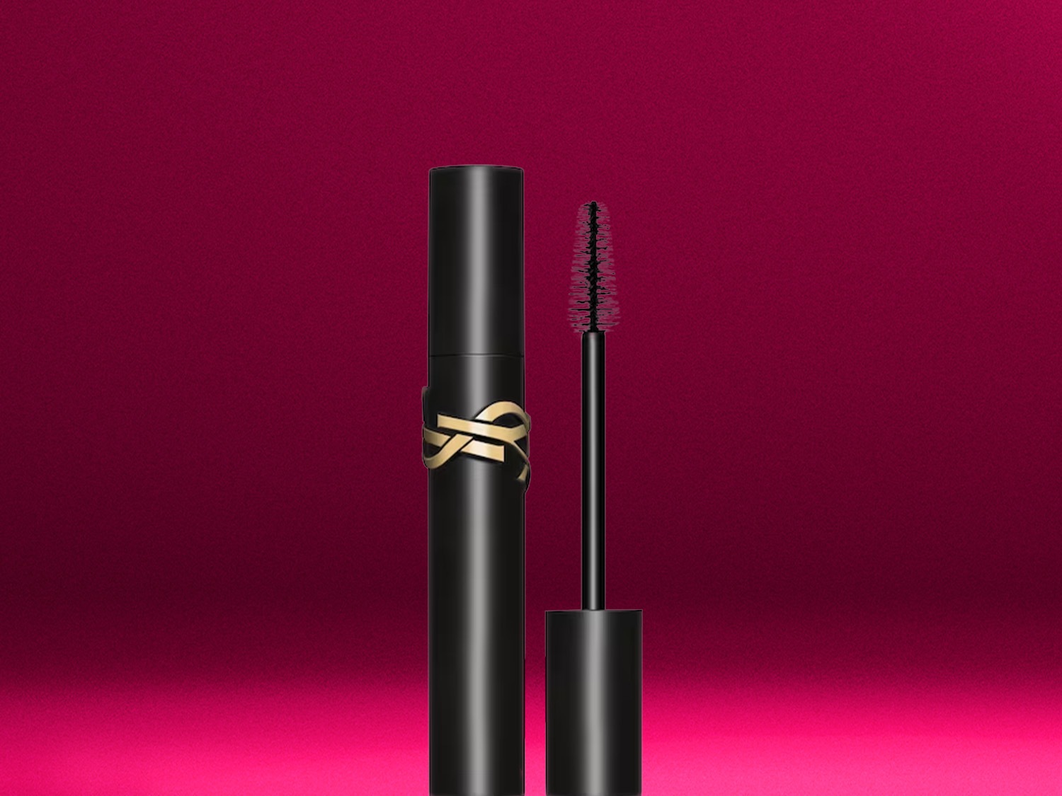 Schwarze YSL Mascara mit goldfarbenem Logo und Bürste vor einem pinkfarbenen Hintergrund.