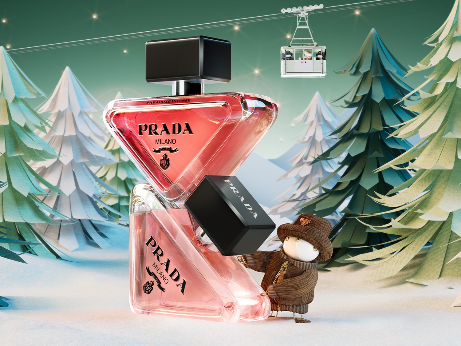 Na tle zimowego krajobrazu, flakon perfum Prada Paradoxe Intense w kształcie trójkąta, z różową zawartością i czarnym korkiem, stoi obok małej figurki w brązowym ubranku.