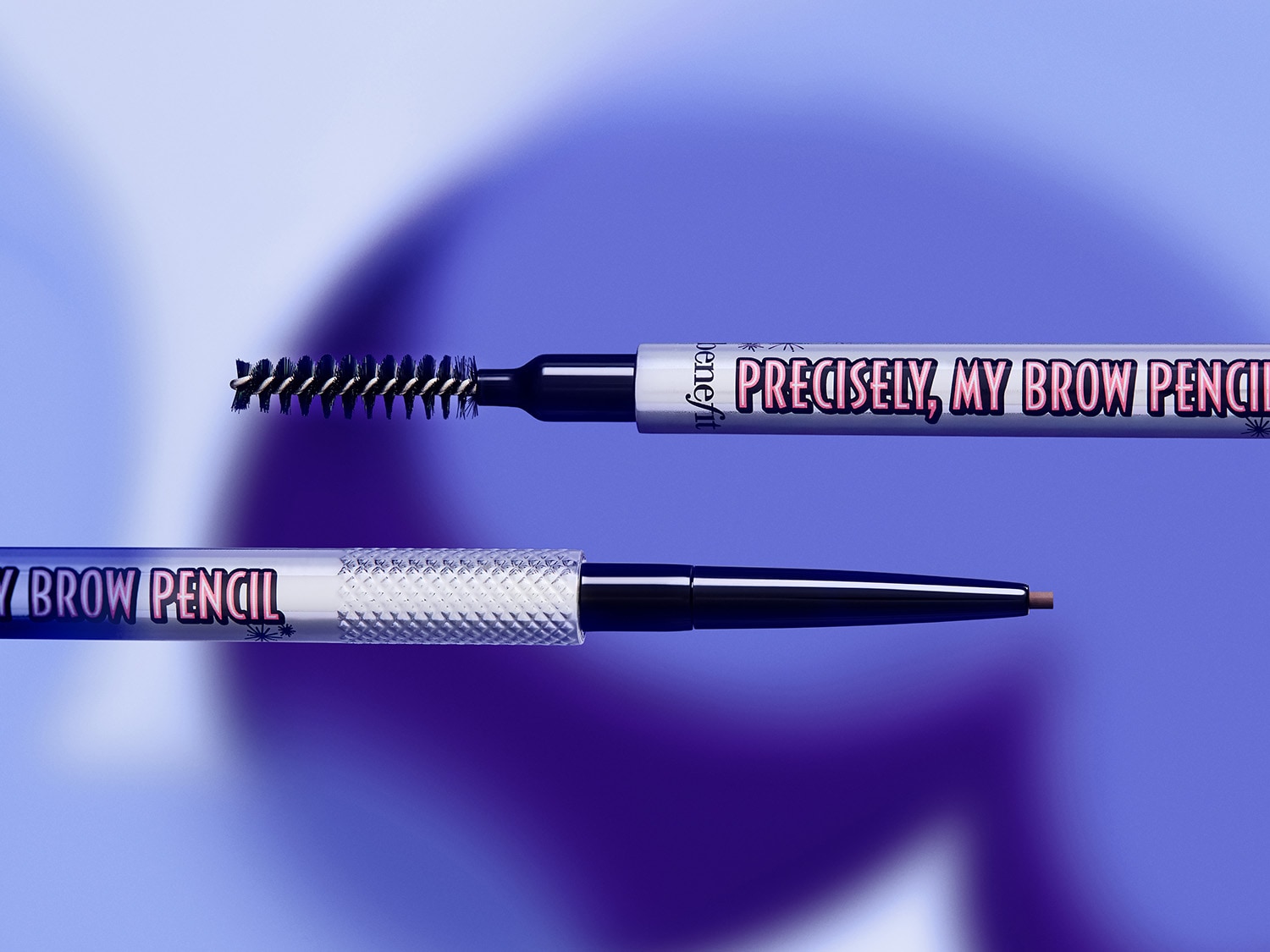 Präzise definierte Augenbrauen mit dem Benefit Precisely, My Brow Pencil: Der Augenbrauenstift mit feiner Spitze und Bürste für ein makelloses Finish.