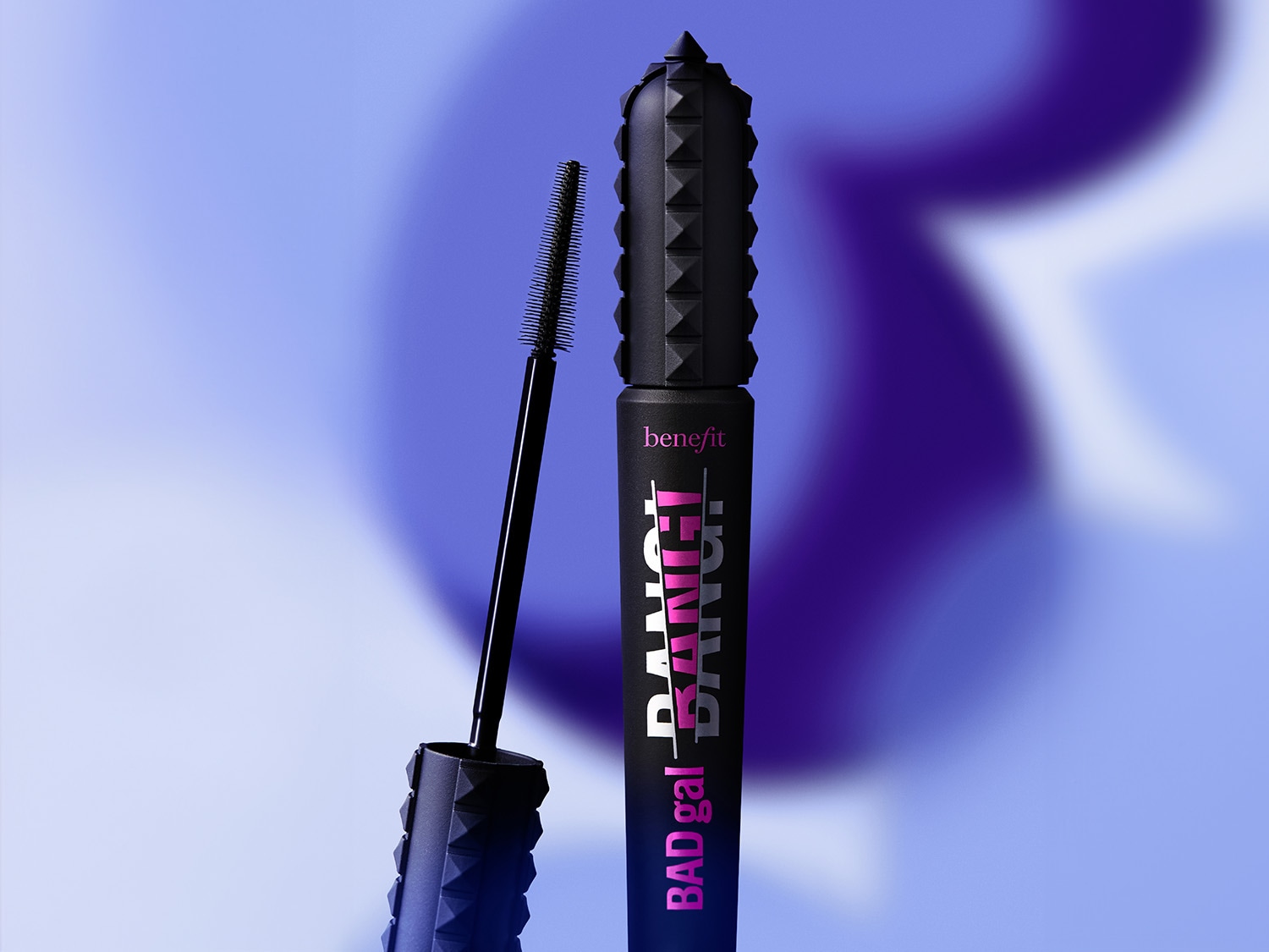 Benefit BADgal BANG! Mascara in tiefem Schwarz mit kegelförmiger Bürste für voluminöse Wimpern.