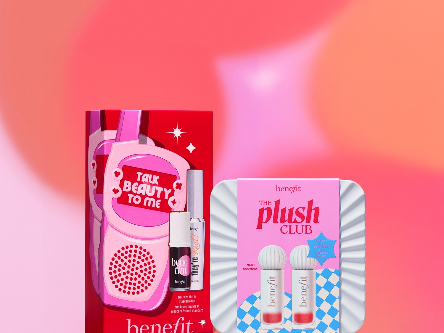 Benefit's 'Talk Beauty To Me' Set mit Full-Size Tint & Mascara Duo in einer verspielten, pinkfarbenen Verpackung im Retro-Stil.