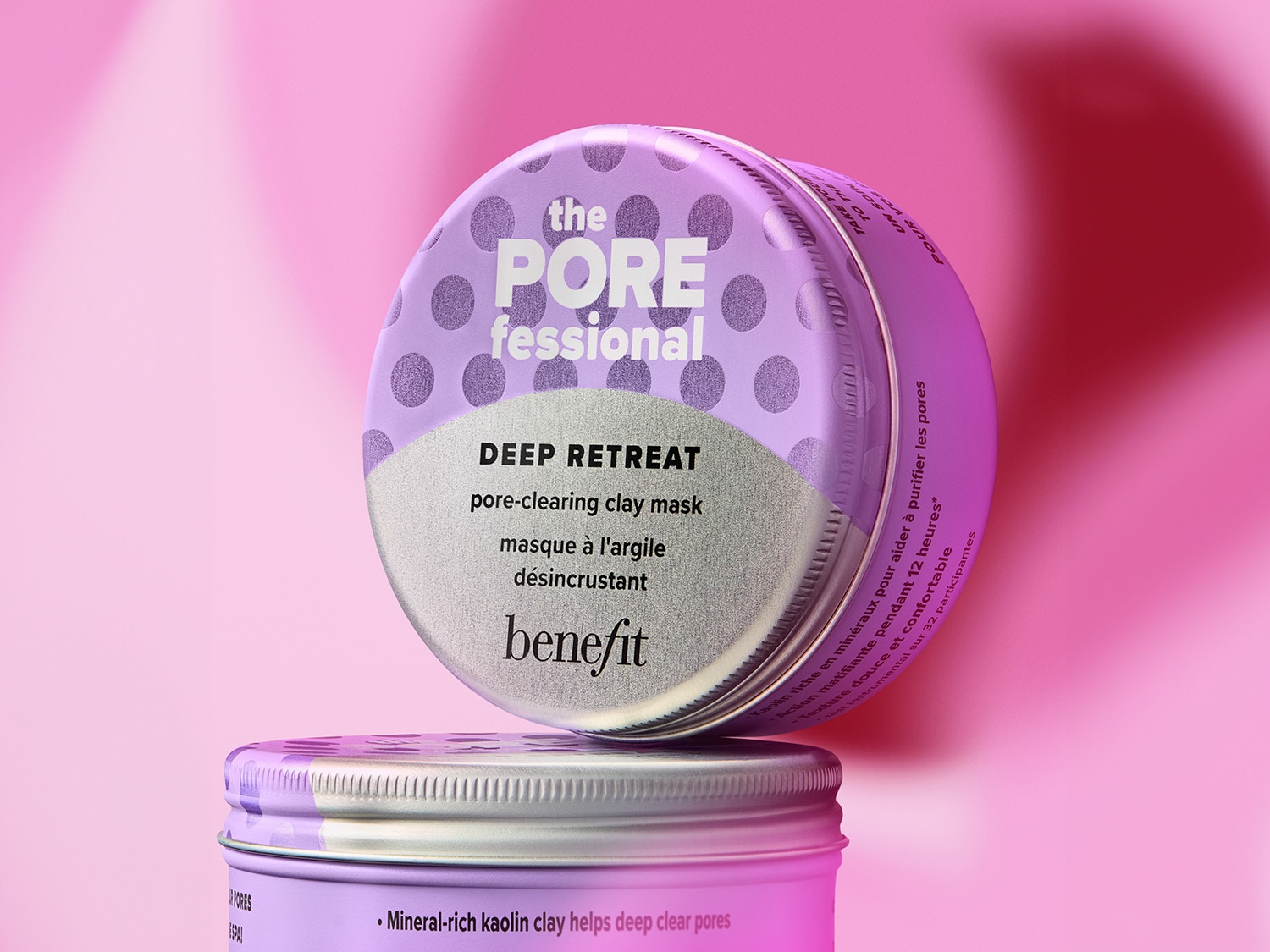 Die POREfessional Deep Retreat Porenreinigungs-Tonmaske von Benefit in einer lila-silbernen Dose verspricht eine sanfte Textur und eine Mattierung der Haut für 12 Stunden.