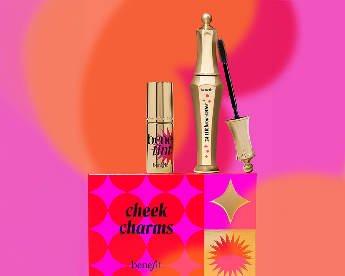 Benefit's Cheek Charms Set mit Bene Tint und 24 HR Brow Setter in Goldverpackung für einen strahlenden Look.