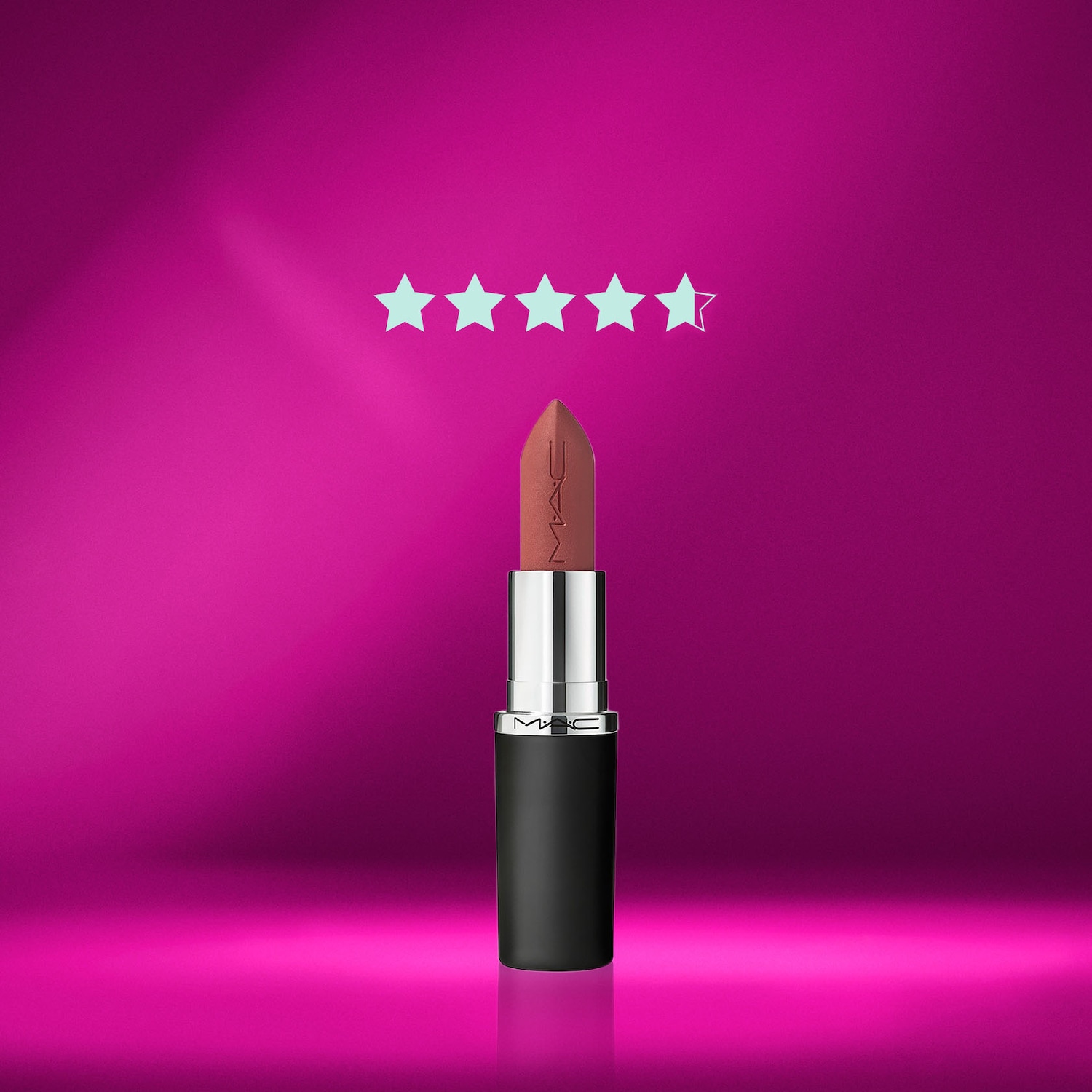 Een MAC-lippenstift met een matzwarte huls en een zilveren band, de lippenstift zelf is een zachte, bruinachtige tint, met vijf blauwe sterren erboven tegen een heldere magenta achtergrond.