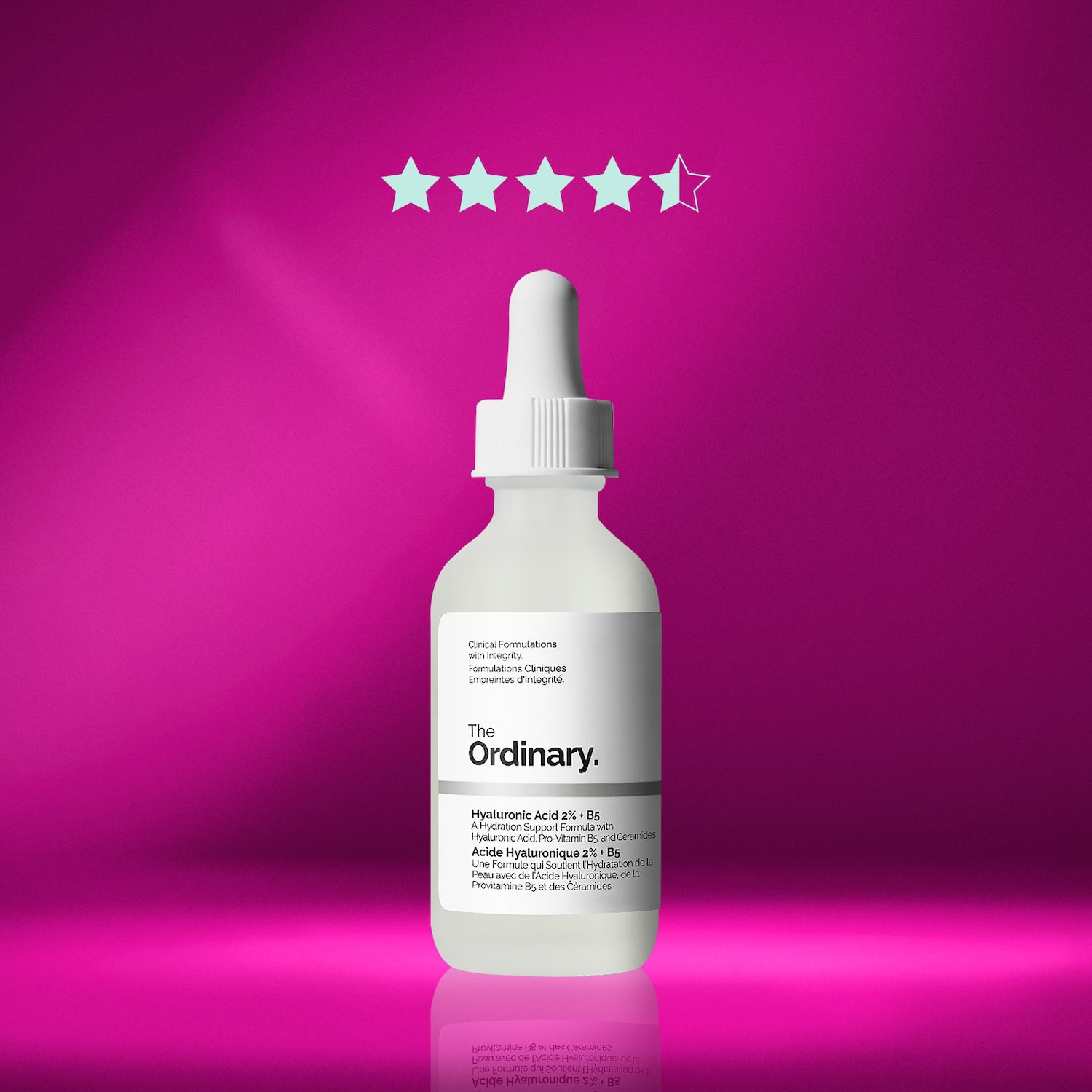 De Ordinary Hyaluronic Acid 2% + B5 in een witte fles met een pipetdop, belicht door vijf blauwe sterren tegen een paarse achtergrond.