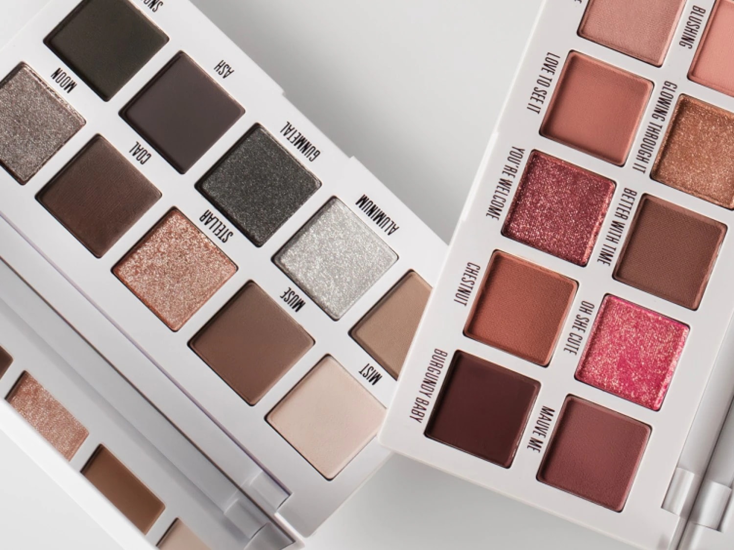 Voici deux palettes de fards à paupières aux teintes neutres et rosées, parfaites pour créer une variété de looks.