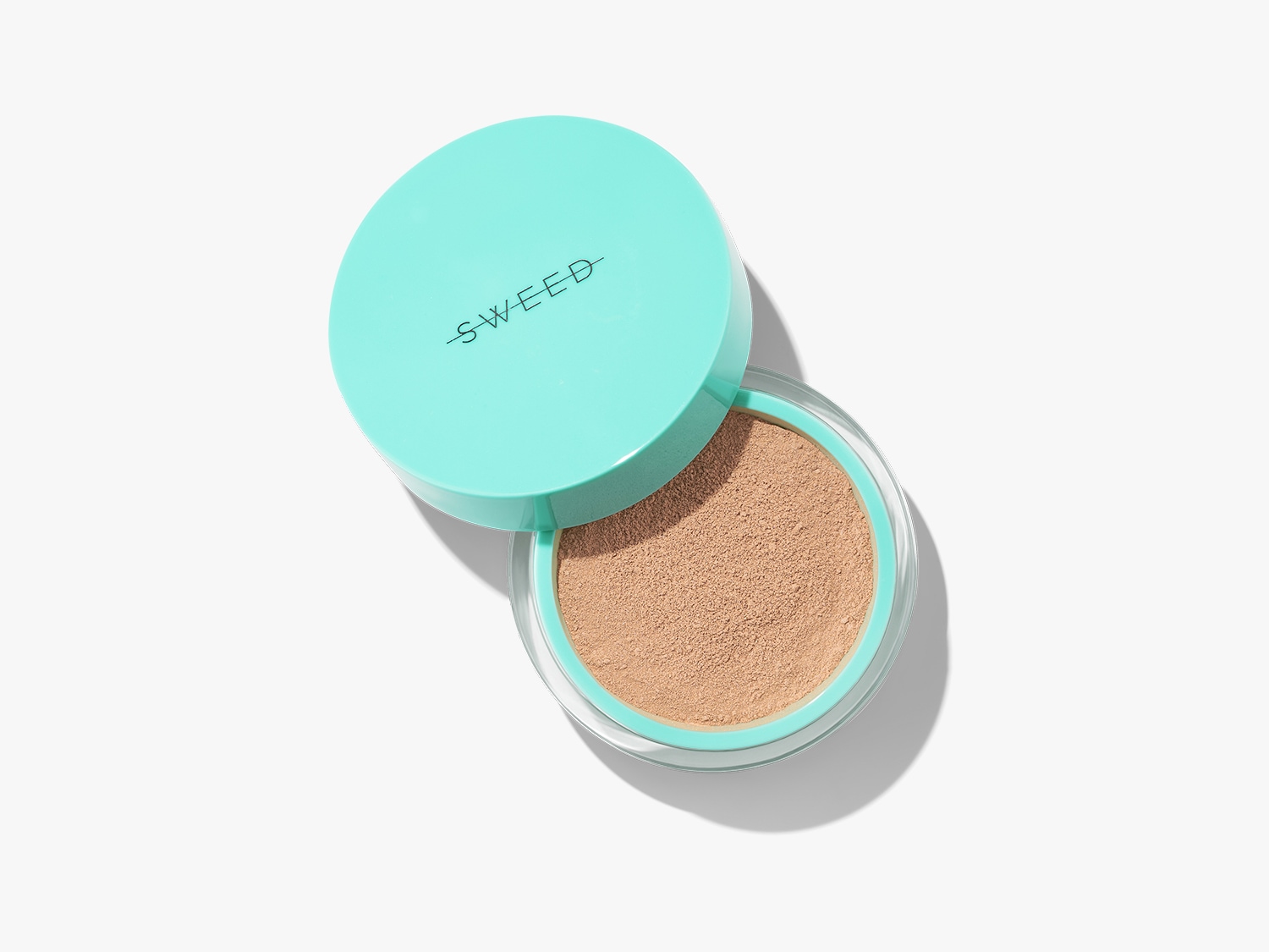 Puder do twarzy marki Sweed w okrągłym, przezroczystym opakowaniu z turkusową pokrywką, leżący obok otwartej puderniczki.
