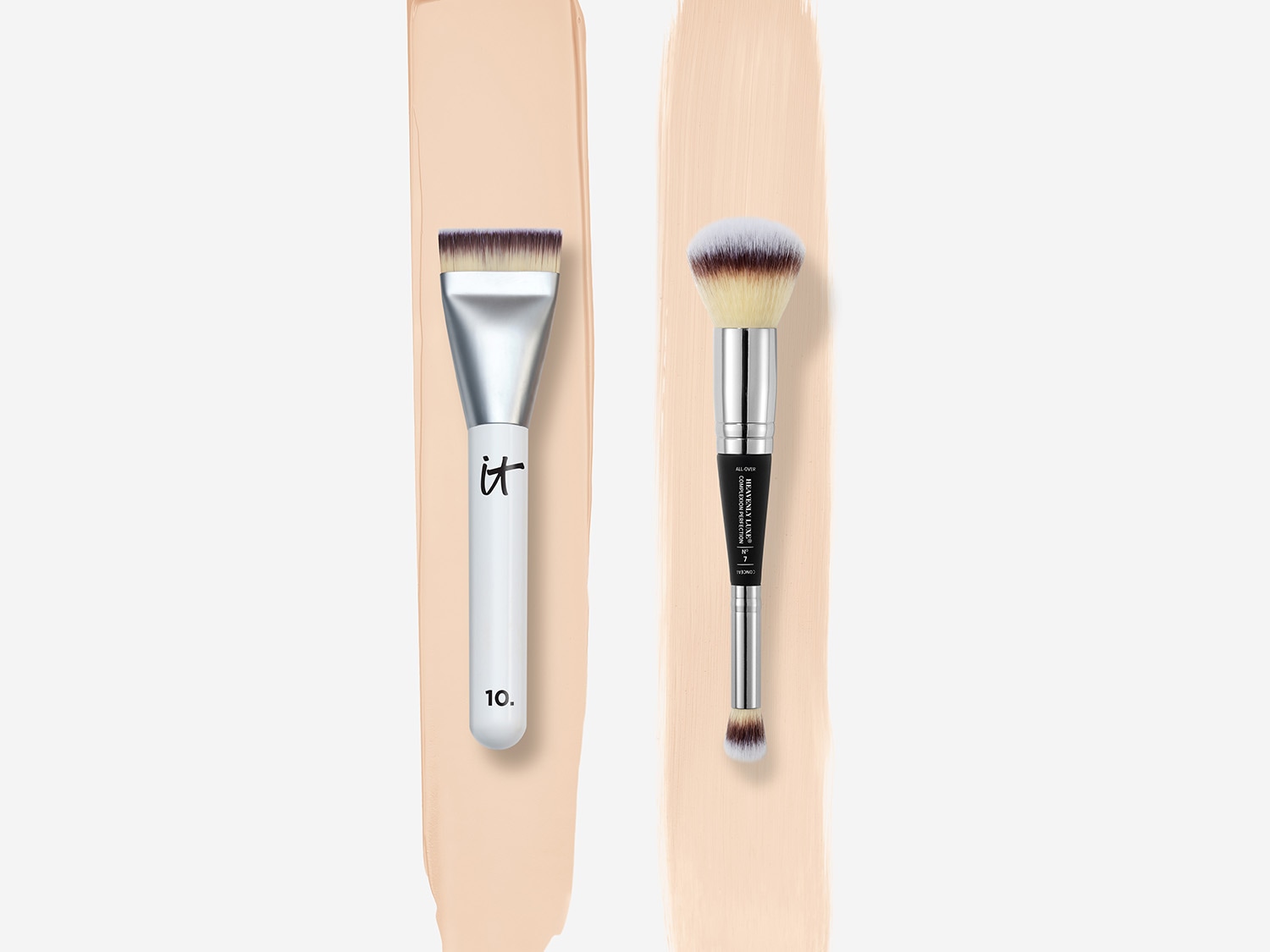 Dwa pędzle do makijażu leżące na beżowym tle: jeden z białym uchwytem i płaską końcówką, drugi z srebrnym uchwytem i okrągłą końcówką.