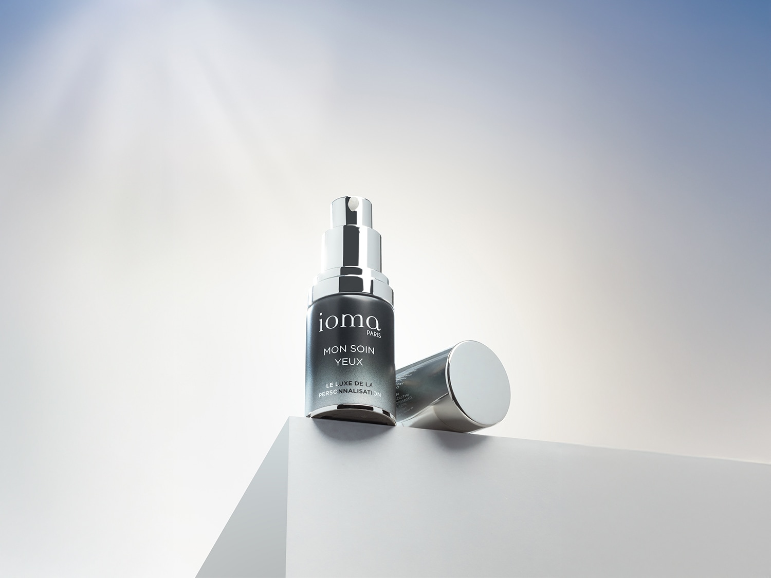 Ecco il siero occhi Ioma Paris Mon Soin Yeux, in una confezione grigia e argento, per un lusso personalizzato per la cura della pelle.