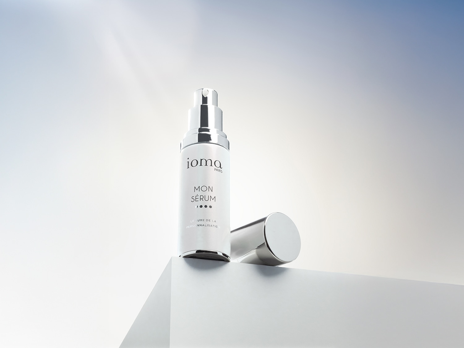 Ecco il siero Ioma Paris Mon, presentato in un flacone bianco e argento con il tappo a lato, che promette un lusso di personalizzazione per la tua pelle.