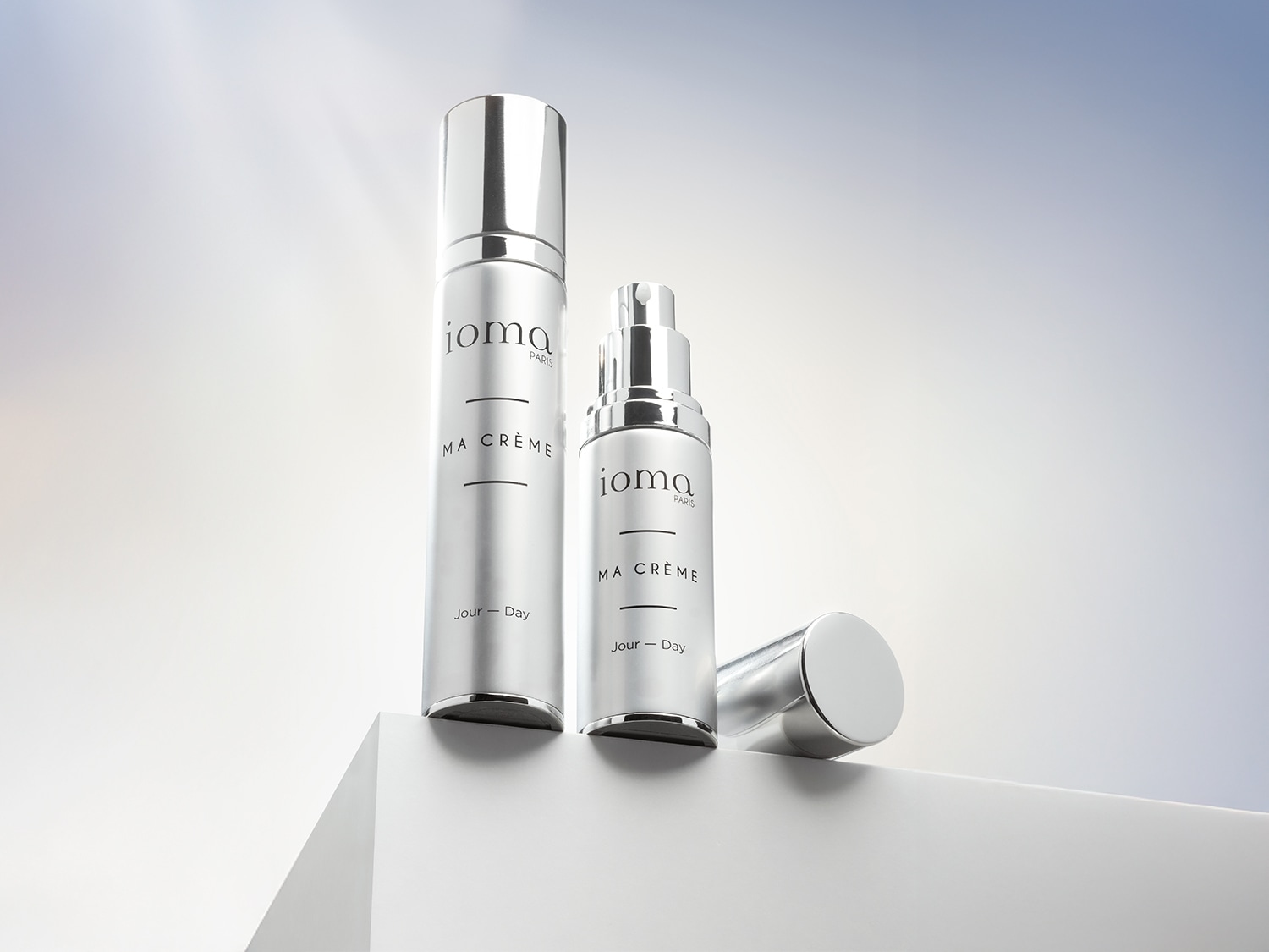 Ecco due flaconi color argento di Joma Paris Ma Crème Jour - Day, perfetti per la tua routine di bellezza quotidiana.
