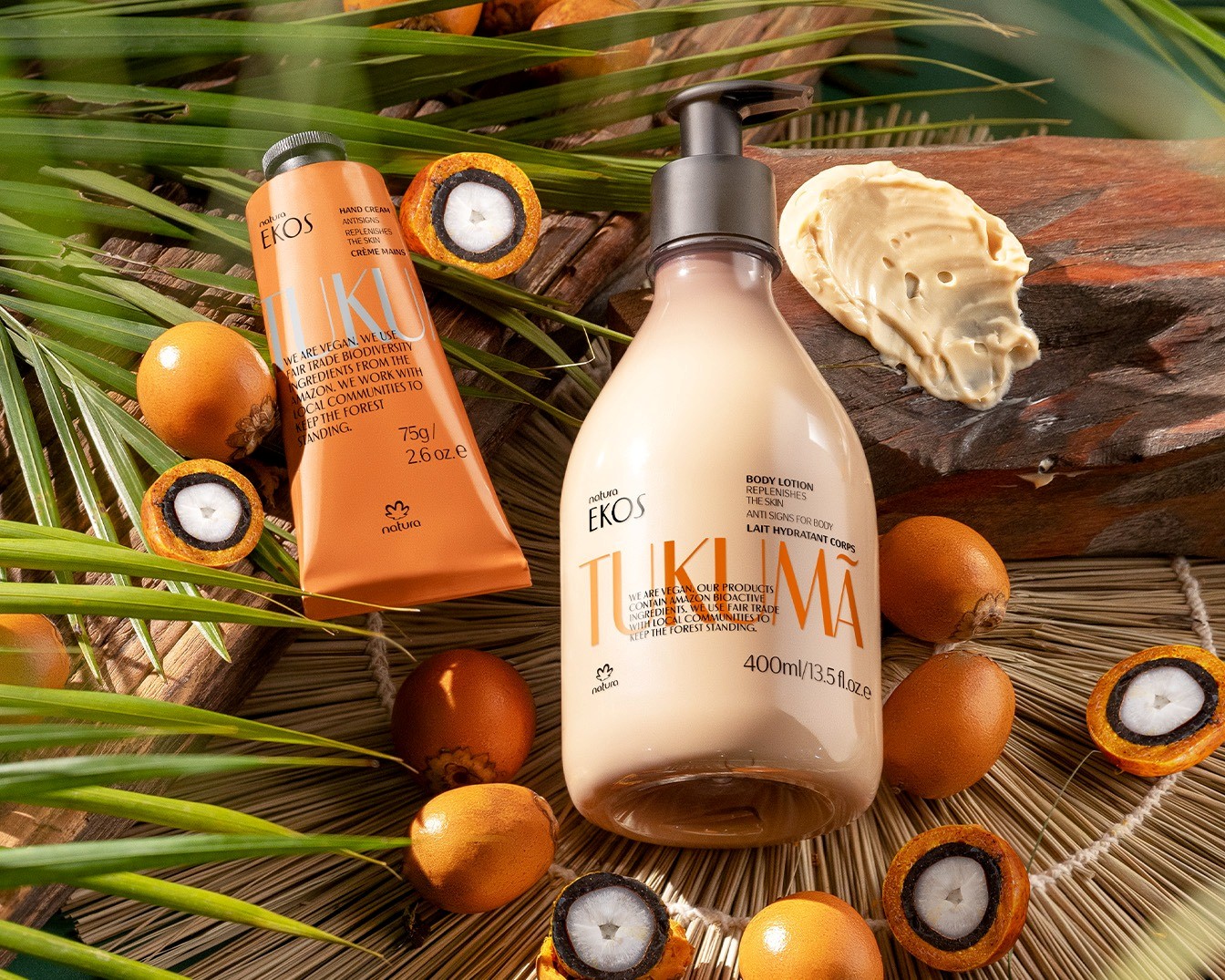Crema de manos y loción corporal Natura Ekos Tukumá, ambas en envases color melocotón, con textura cremosa y elaboradas con ingredientes de comercio justo de la Amazonia.