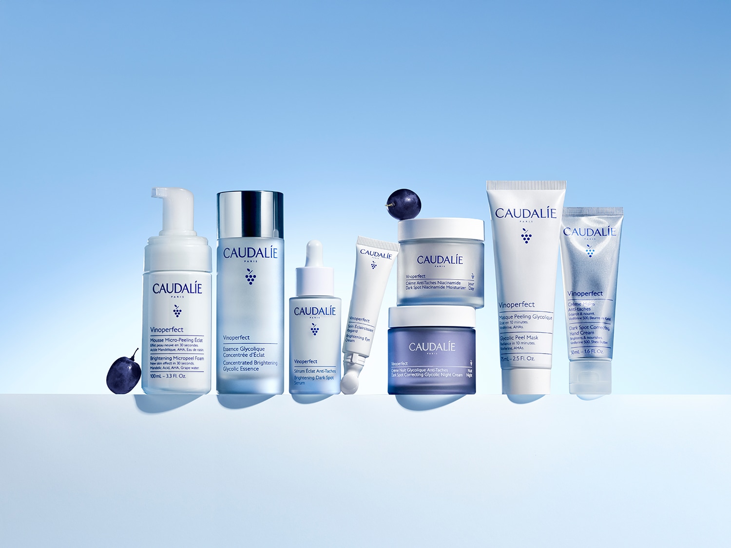 Entdecken Sie die Vinoperfect-Kollektion von Caudalie, die eine Reihe von Hautpflegeprodukten umfasst, darunter Mousse, Essenz, Serum, Cremes und Masken, die alle darauf abzielen, den Teint aufzuhellen und dunkle Flecken zu korrigieren.