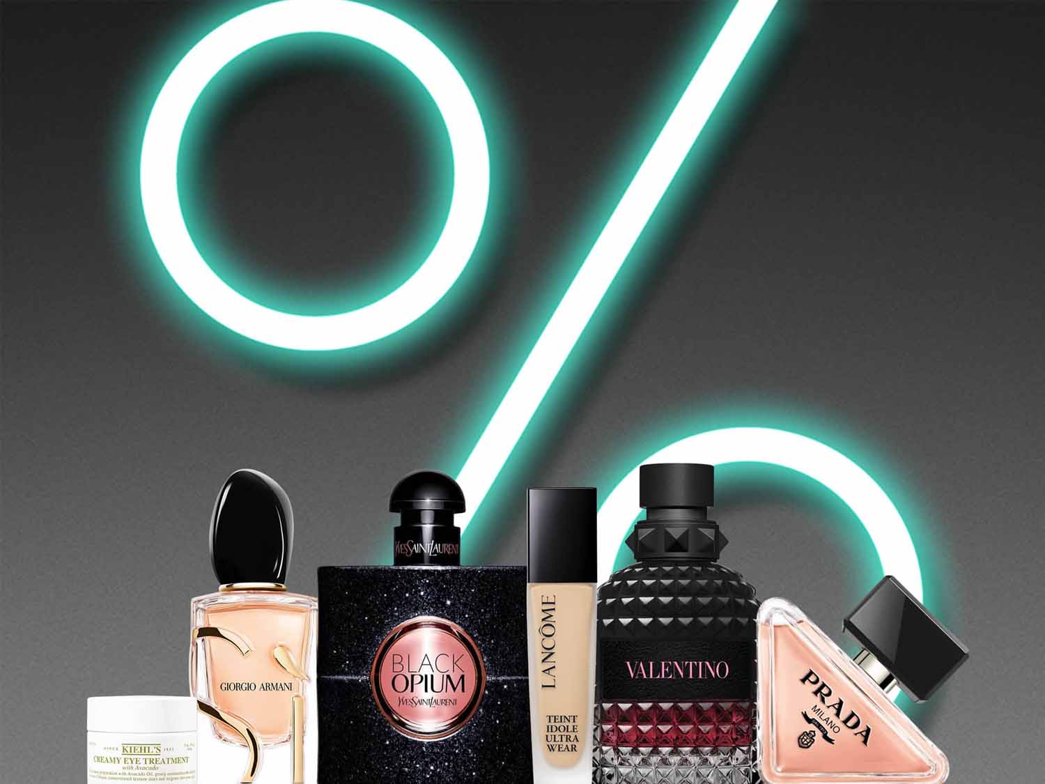 Promocja na kosmetyki! Na szarym tle neonowy znak procenta, a na dole perfumy marek Giorgio Armani, Yves Saint Laurent Black Opium, Lancôme, Valentino i Prada oraz krem pod oczy Kiehl's.