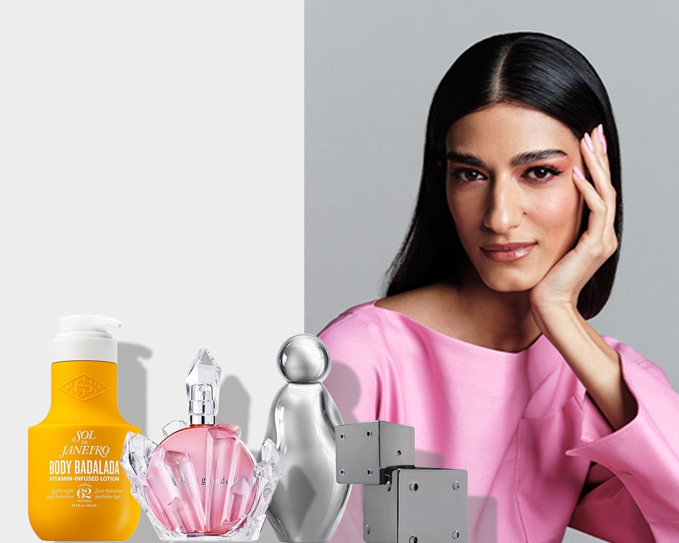 Geltonas „Sol de Janeiro Body Badalada“ losjonas, rožiniai „Ariana Grande“ kvepalai ir sidabrinis buteliukas šalia moters su rožiniu makiažu ir palaidine.