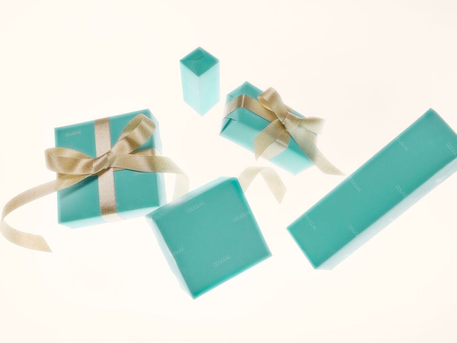 Šviesiai mėlyna „Douglas“ dovanų dėžutė su auksiniu kaspinu, puikiai tinkanti bet kokiai ypatingai progai.