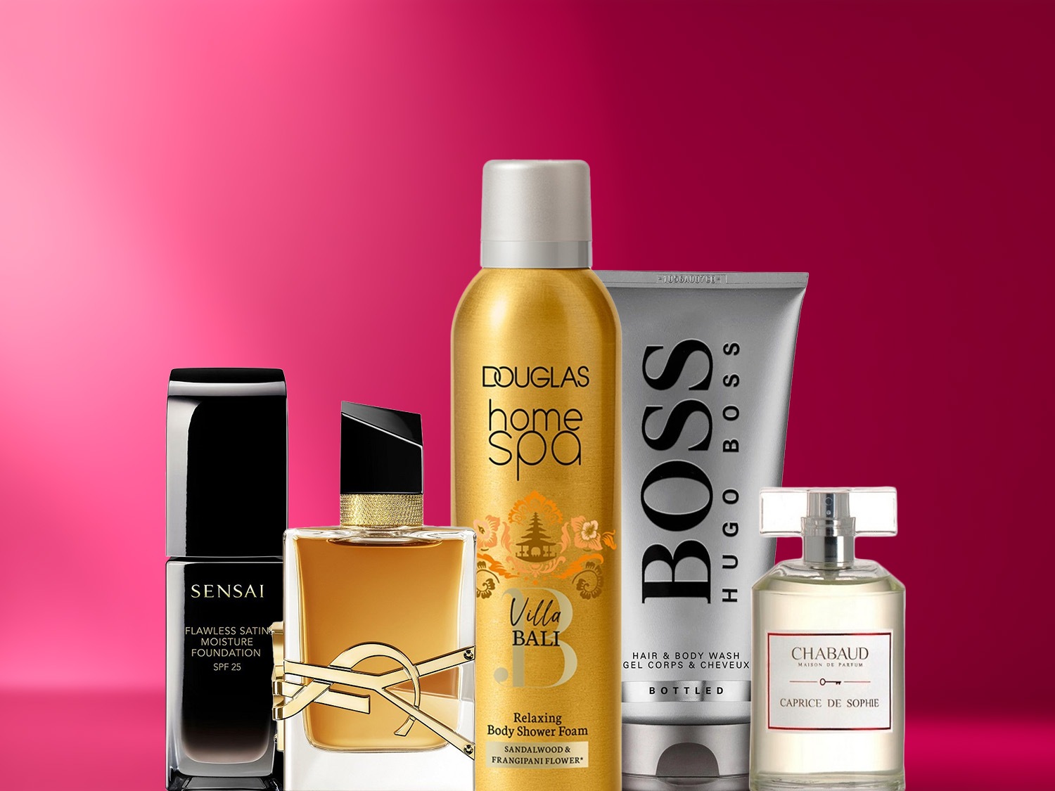 Kosmetikos priemonių rinkinys su „Sensai“ pagrindu, „Yves Saint Laurent“ kvepalais, „Douglas Home Spa“ kūno prausikliu, „Boss“ plaukų ir kūno prausikliu bei „Chabaud Caprice de Sophie“ kvepalais rausvame fone.