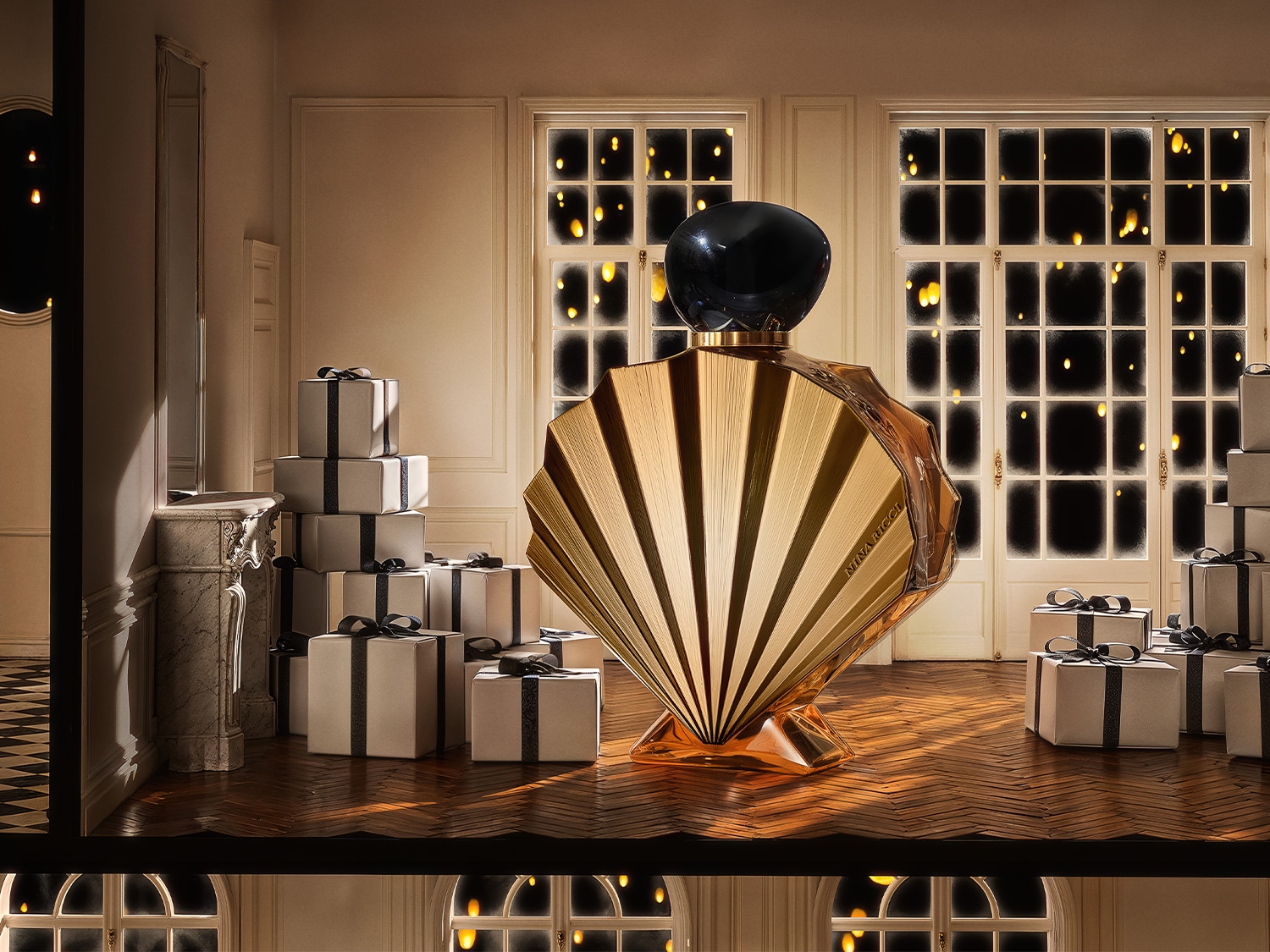 Découvrez le parfum Nina Ricci dans un flacon doré en forme d'éventail, entouré de cadeaux élégants, évoquant le luxe et la célébration.