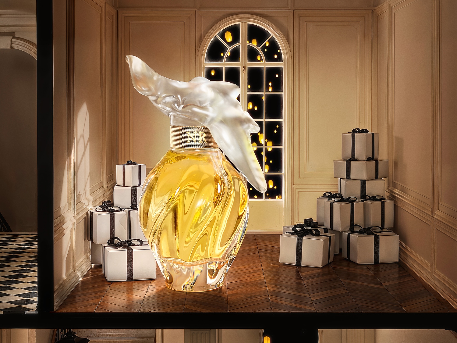 Découvrez le parfum Narciso Rodriguez dans un flacon doré surmonté d'une sculpture blanche, entouré de cadeaux élégants, une invitation au luxe et à l'élégance.