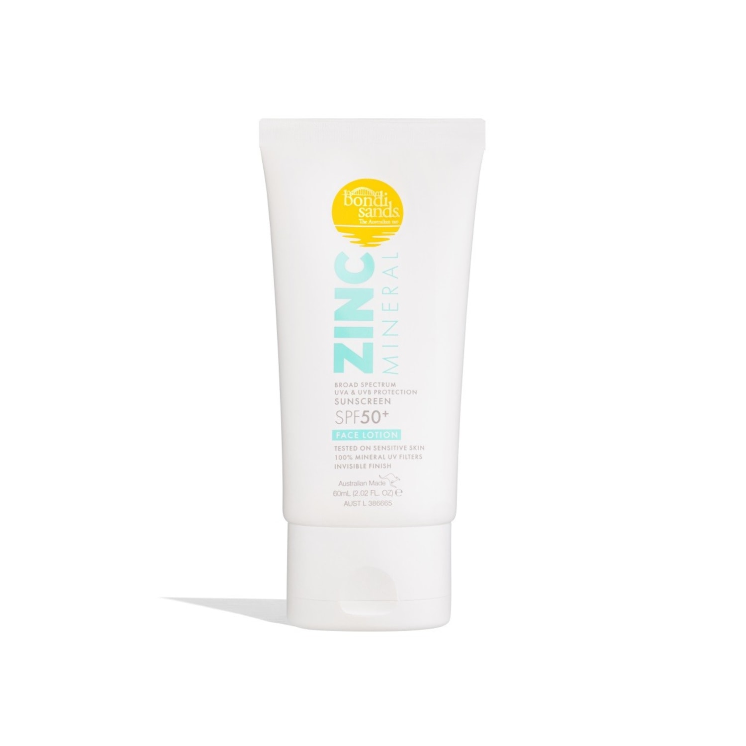 De witte tube Bondi Sands Zinc Mineral SPF 50+ gezichtslotion biedt een breedspectrum UVA- en UVB-bescherming, is getest op de gevoelige huid en bevat 100% minerale UV-filters voor een onzichtbare finish.