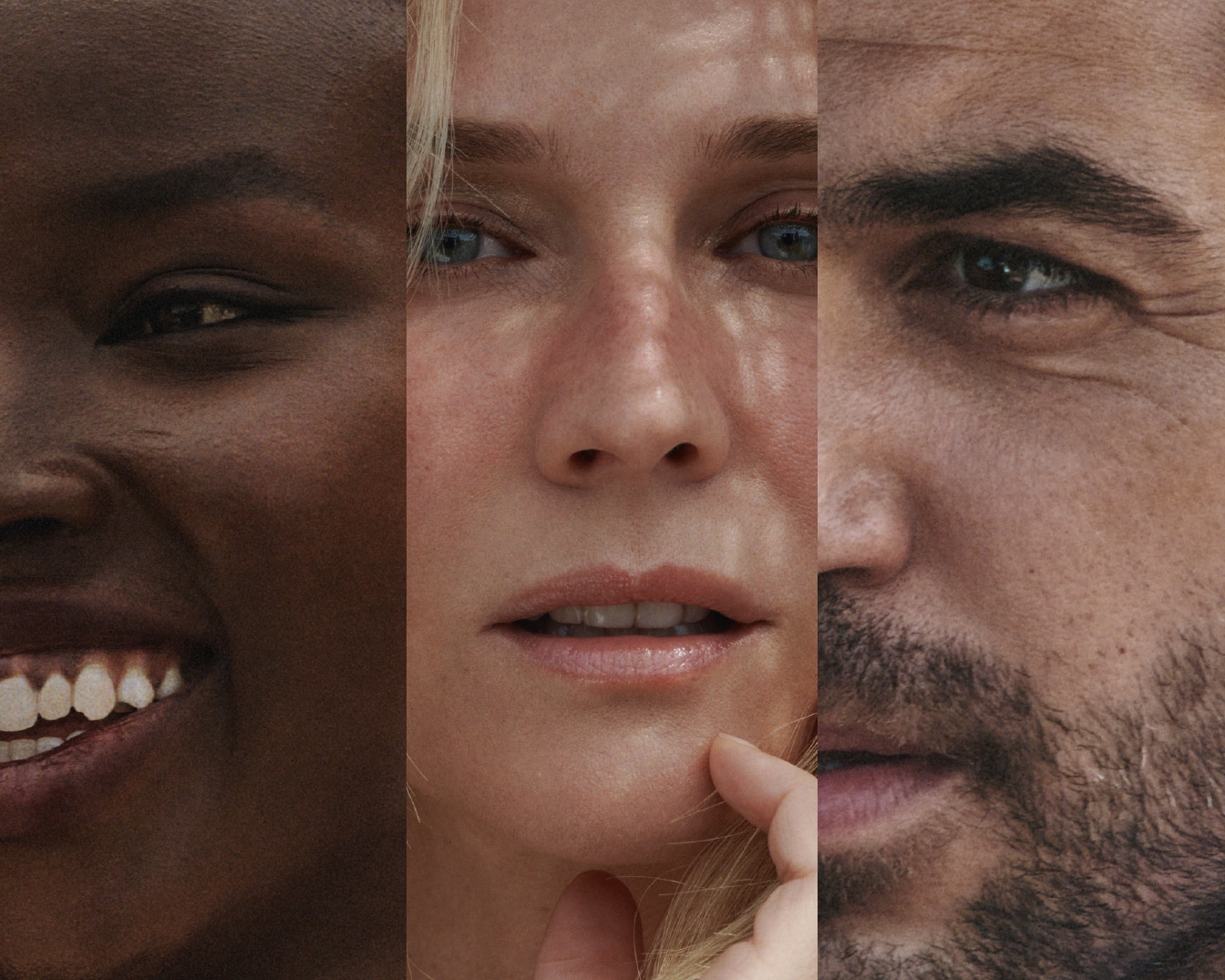 Primo piano di tre volti di persone diverse, che mostrano la diversità e l'inclusione nella bellezza.