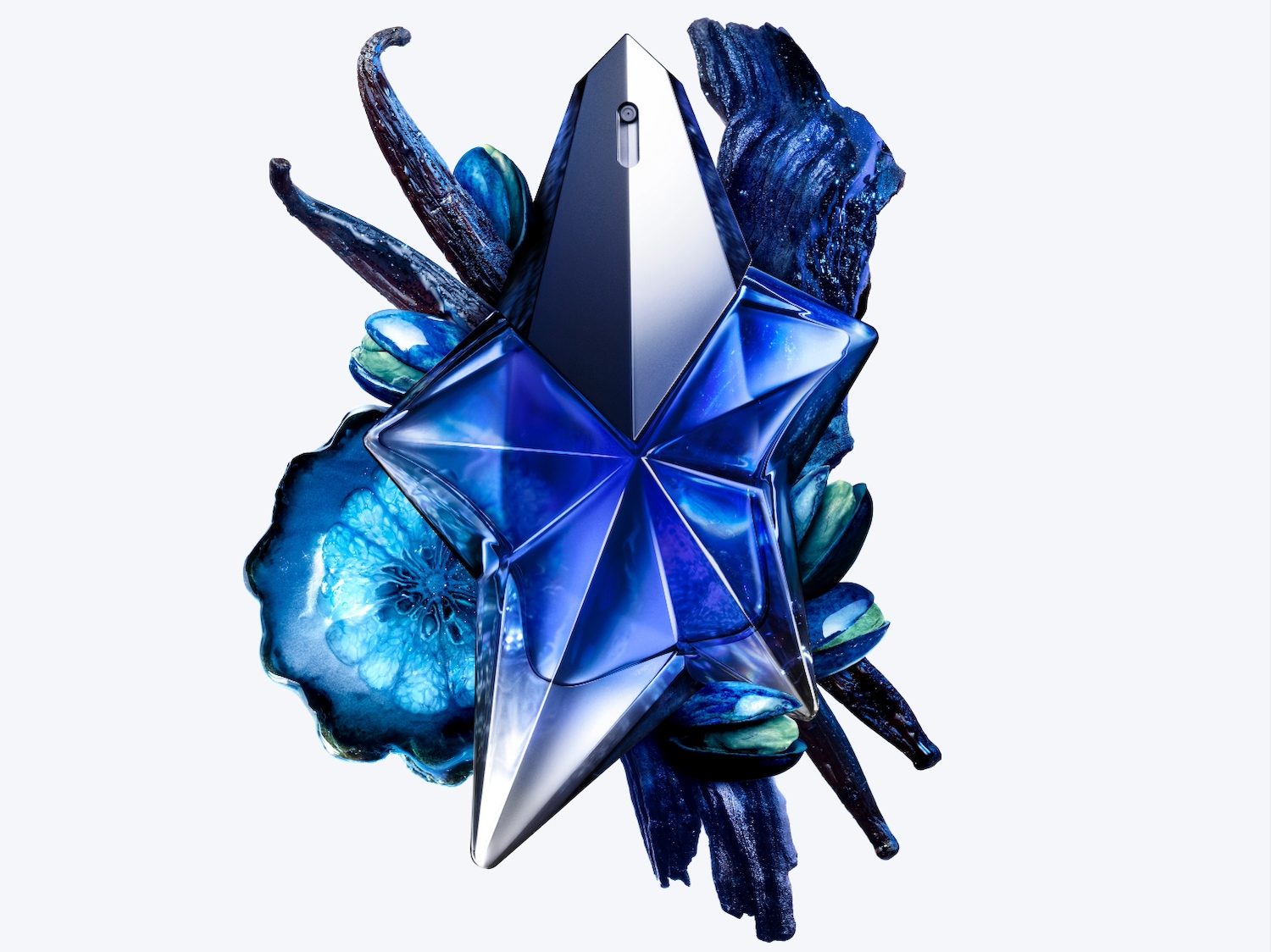 Funkelnder blauer Sternförmiger Flakon, umgeben von Vanilleschoten und blauen Farbtupfern, die ein Gefühl von Geheimnis und Luxus vermitteln.