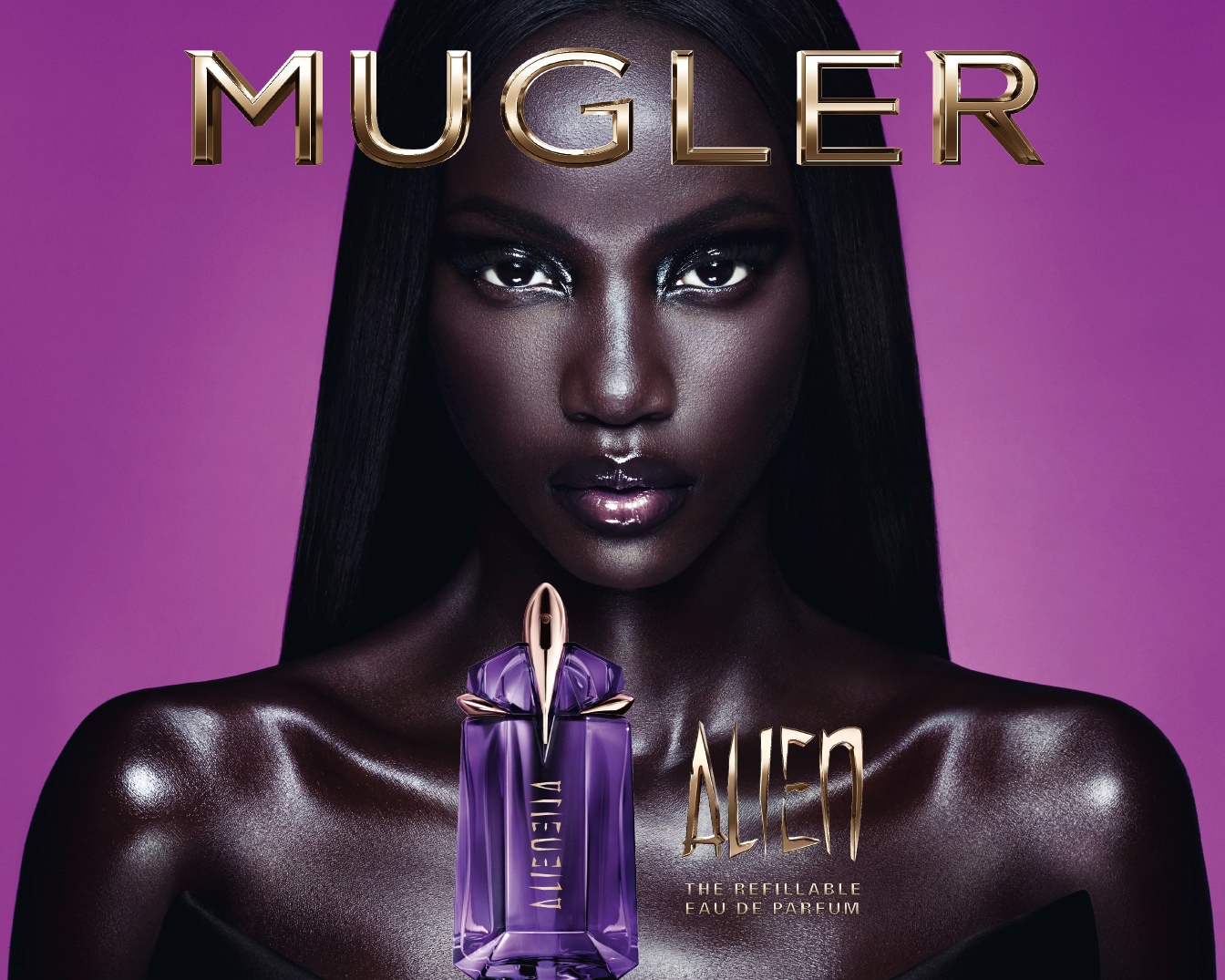 Vor einem violetten Hintergrund präsentiert eine dunkelhäutige Frau mit glänzendem Make-up Mugler Alien, ein nachfüllbares Eau de Parfum in einem violetten Flakon mit goldenen Akzenten.