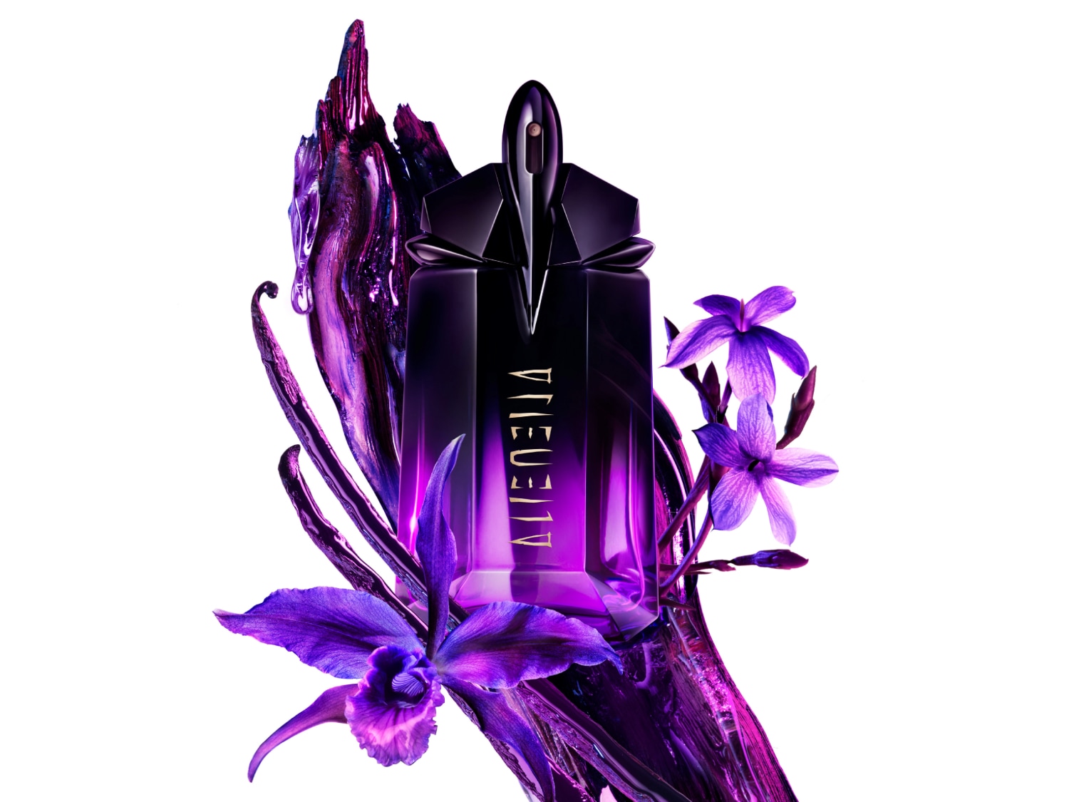 Alien Goddess Duft präsentiert sich in einem dunklen, fast schwarzen Flakon, umgeben von lila Blumen und einem abstrakten, glänzenden Hintergrund.