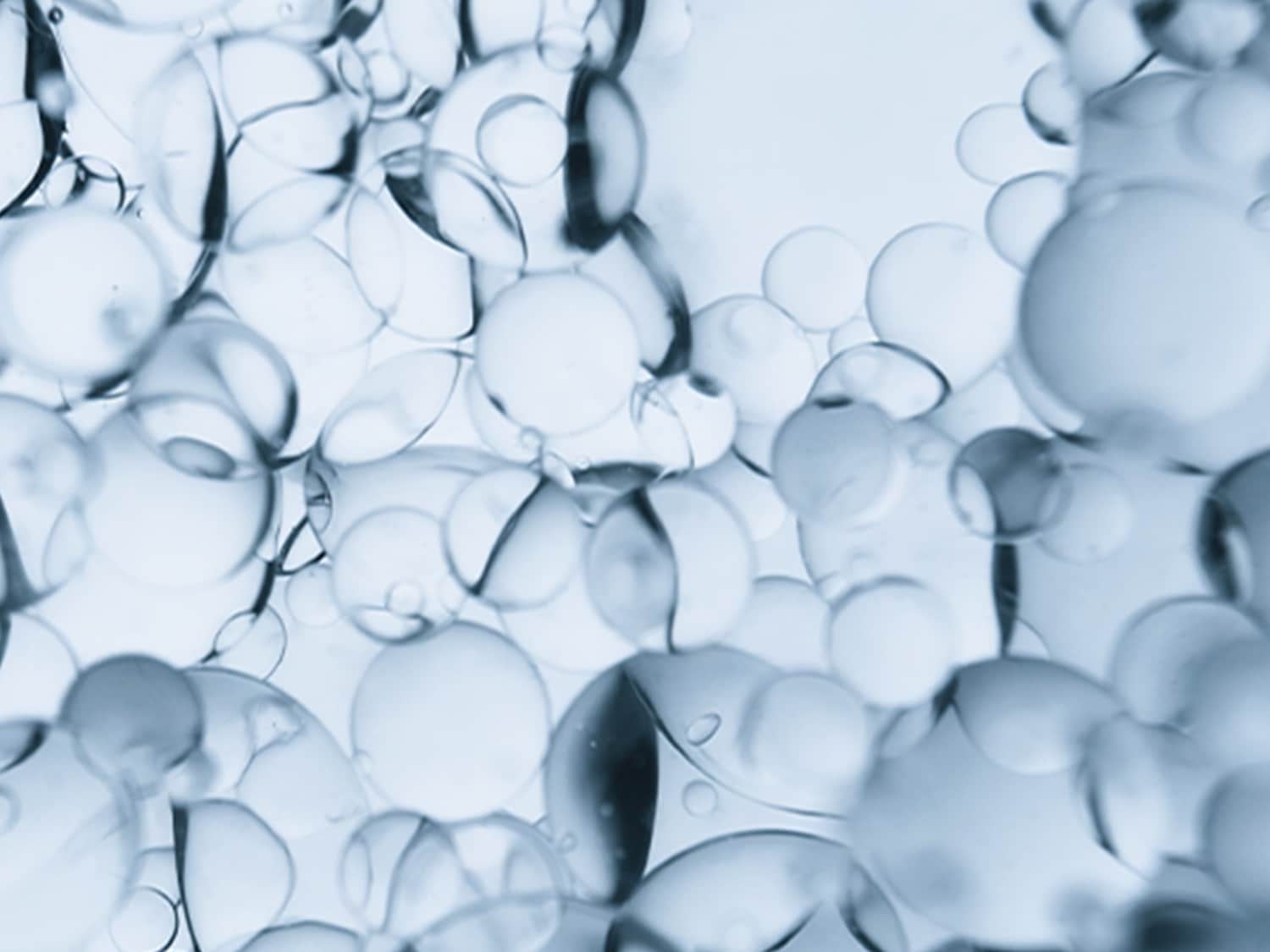 Primo piano di bolle traslucide che fluttuano, creando un'immagine astratta e rinfrescante.