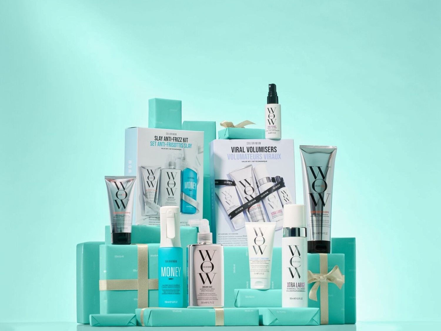 Scopri i kit Color Wow, tra cui Slay Anti-Frizz e Viral Volumisers, presentati su confezioni regalo turchesi, perfetti per un'esperienza di bellezza completa.